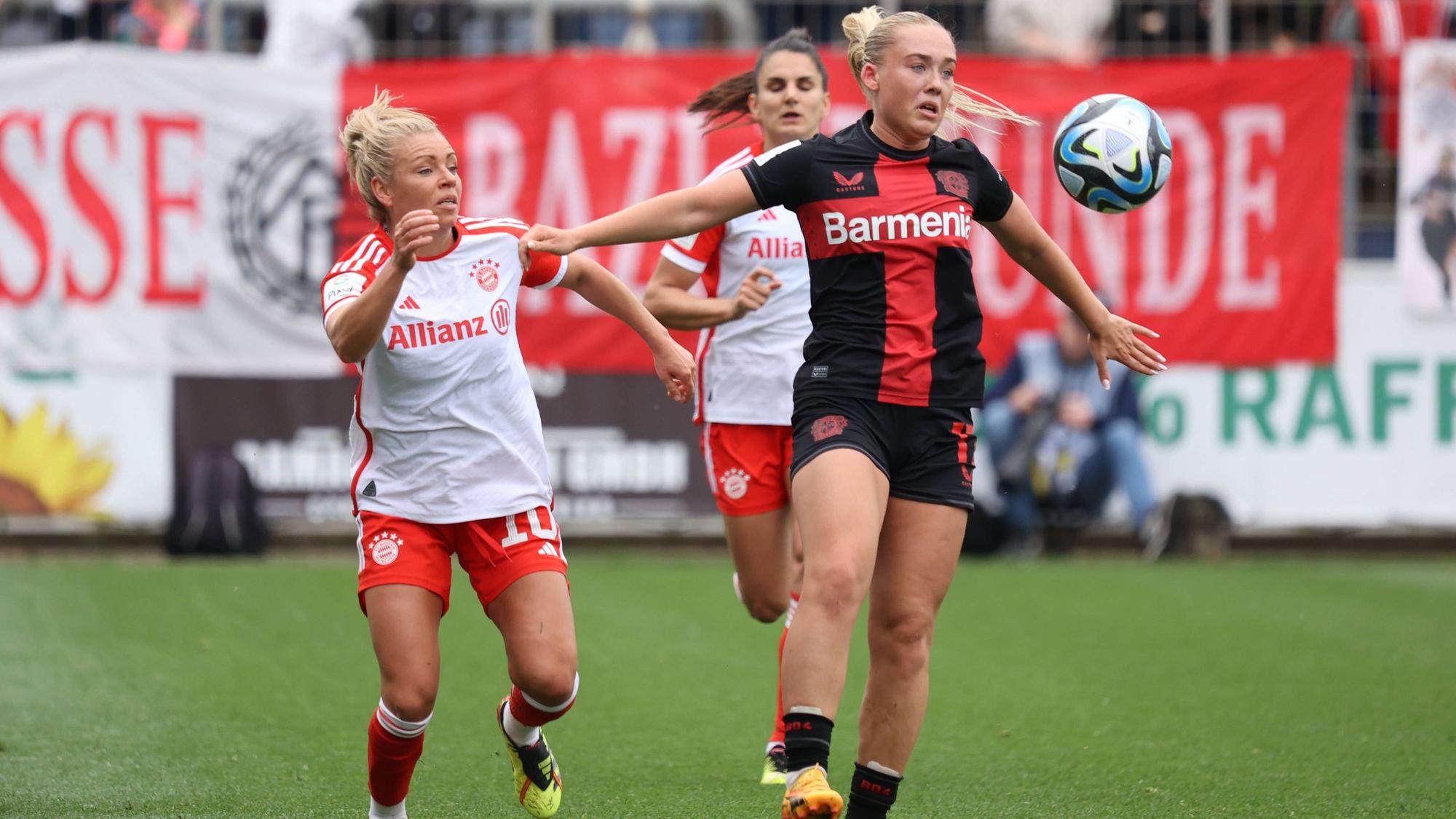 Szene aus dem letzten Duell in Leverkusen: Münchens Linda Dallmann (l.) bearbeitet Bayers Julie Jorde.