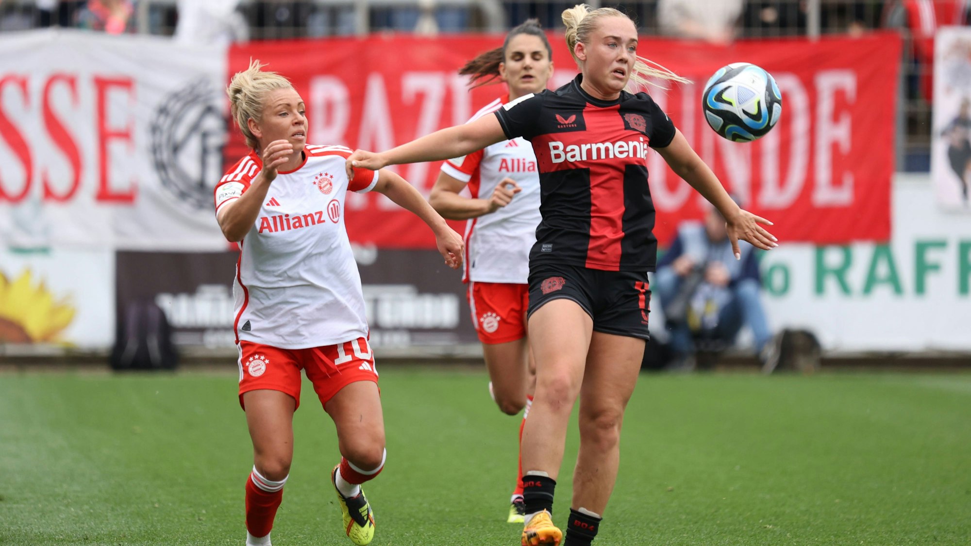Szene aus dem letzten Duell in Leverkusen: Münchens Linda Dallmann (l.) bearbeitet Bayers Julie Jorde.