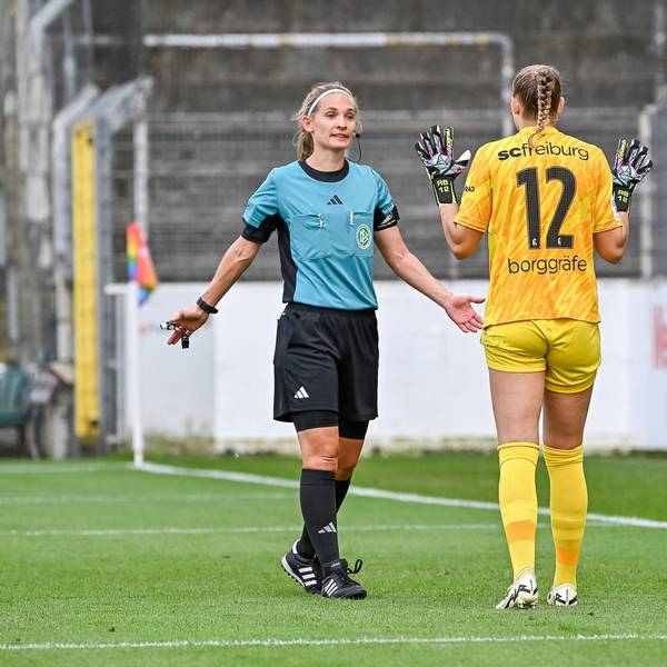 Theresa Hug 4. Offizielle laesst einen Elfmeter wiederholen. Rafaela Borggraefe SC Freiburg Frauen, 12 ist damit nicht einverstanden. GER, SC Freiburg - Bayer 04 Leverkusen, Frauen-Fussball, Google Pixel Frauen-Bundesliga, 1. Spieltag, Saison 2024/2025, 31.08.2024 DFB REGULATIONS PROHIBIT ANY USE OF PHOTOGRAPHS AS IMAGE SEQUENCES AND/OR QUASI-VIDEO GER, SC Freiburg - Bayer 04 Leverkusen, Frauen-Fussball, Google Pixel Frauen-Bundesliga, 1. Spieltag, Saison 2024/2025, 31.08.2024 Freiburg *** Theresa Hug 4 officials retake a penalty Rafaela Borggraefe SC Freiburg Frauen, 12 does not agree GER, SC Freiburg Bayer 04 Leverkusen, Frauen Fussball, Google Pixel Frauen Bundesliga, 1 Spieltag, Saison 2024 2025, 31 08 2024 DFB REGULATES PROHIBIT ANY USE OF PHOTOGRAPHS AS IMAGE SEQUENCES AND OR QUASI VIDEO GER, SC Freiburg Bayer 04 Leverkusen, Women Football, Google Pixel Women Bundesliga, 1 Matchday, Season 2024 2025, 31 08 2024 Freiburg Copyright: xEibner-Pressefoto/ThomasxHessx EP_THS