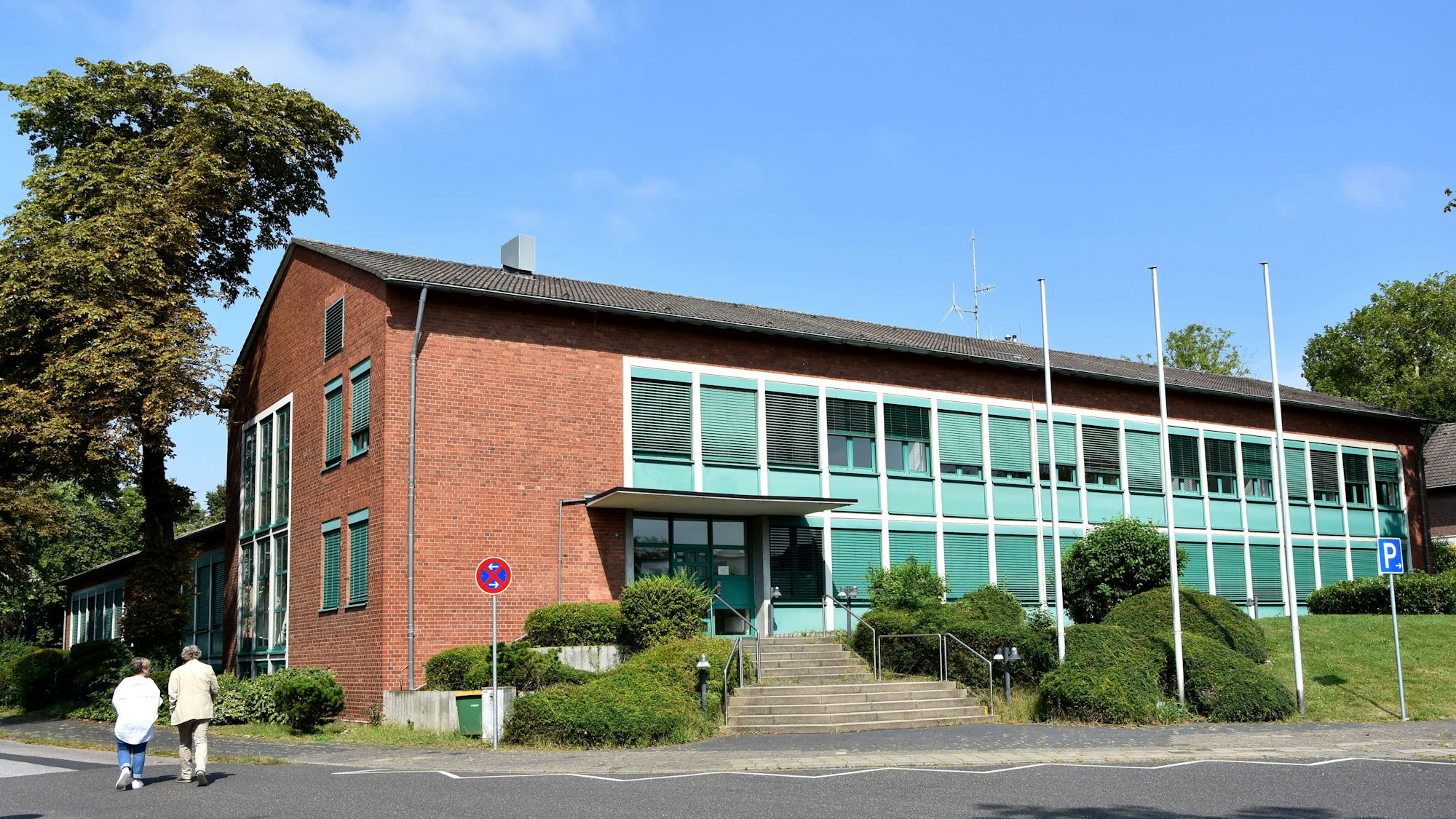 Das Polizeigebäude besteht zum Teil aus rötlichen Backsteinen, die andere Seite ist türkis gestrichen.