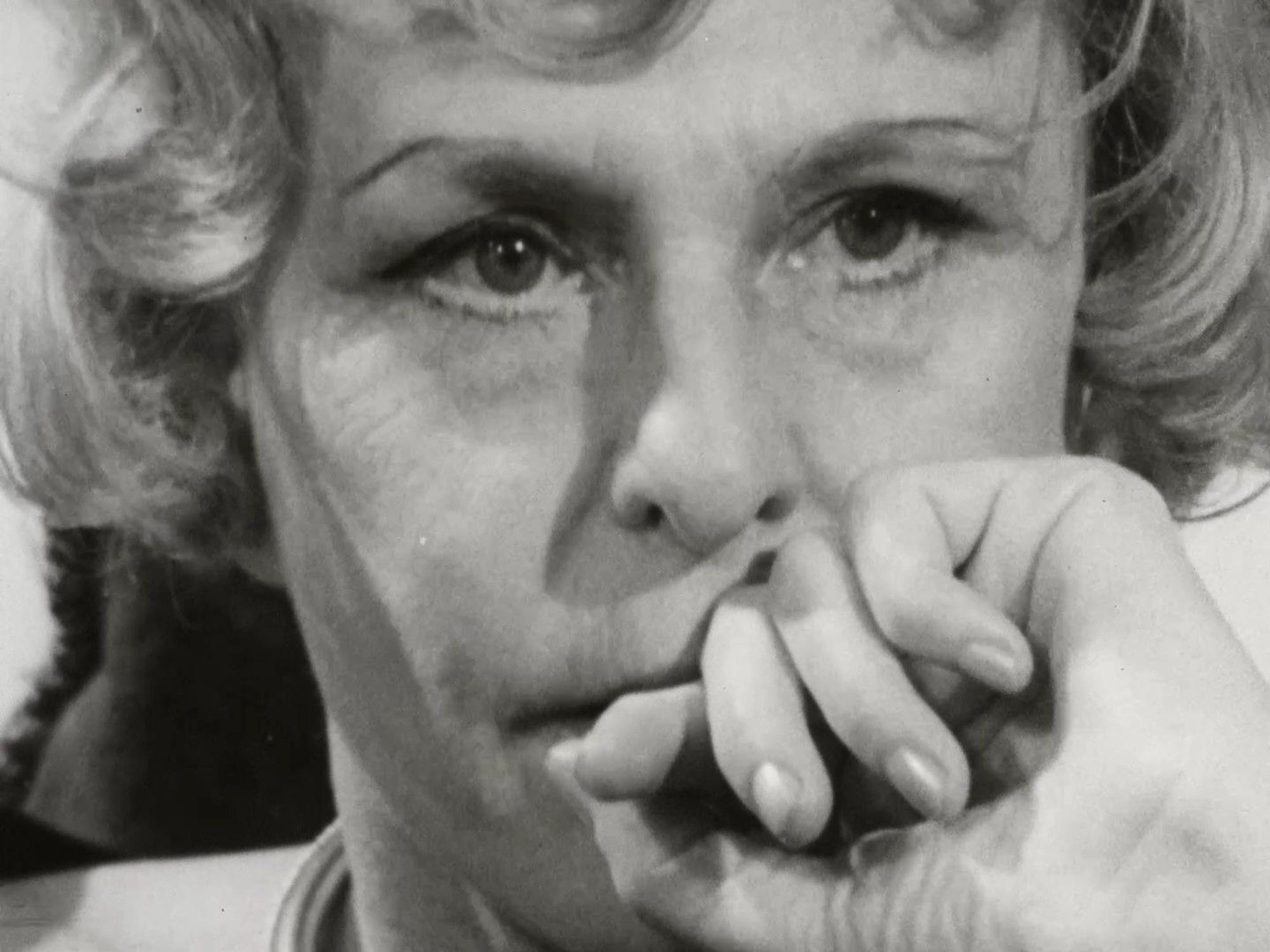 Leni Riefenstahl schaut an der Kamera vorbei.
