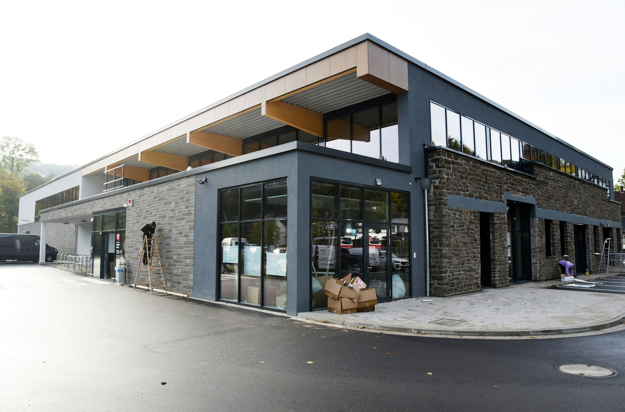 So sieht der Neubau in Engelskirchen-Ründeroth von außen aus, rechts im Bild die historische Grauwacke-Fassade.