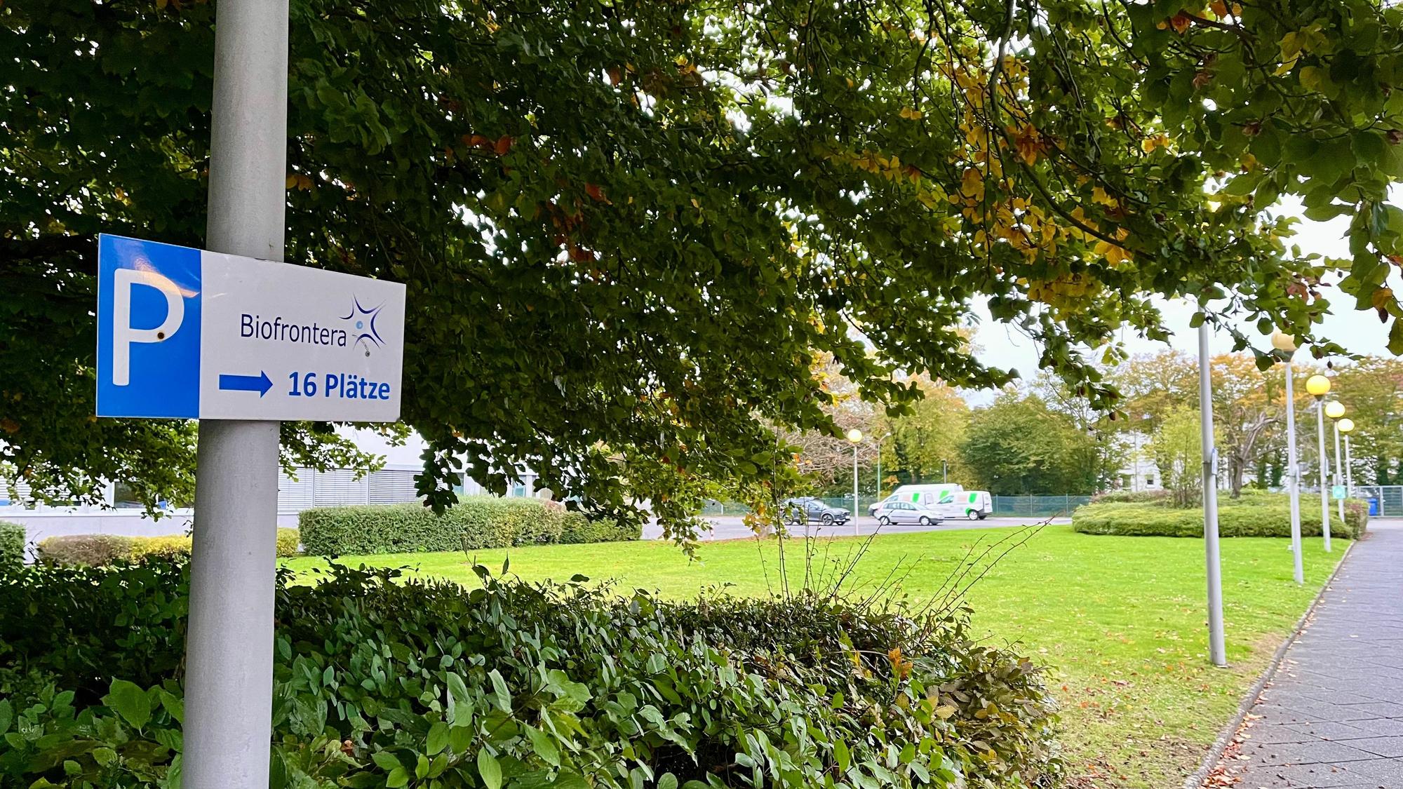 Parkplatzschild von Biofrontera an der früheren Hauptverwaltung von Wuppermann in Manfort.