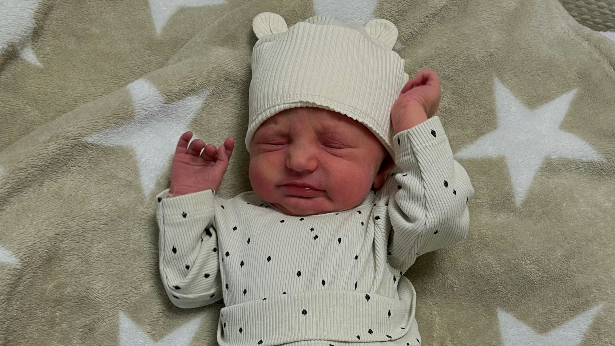 Baby liegt auf einer Decke