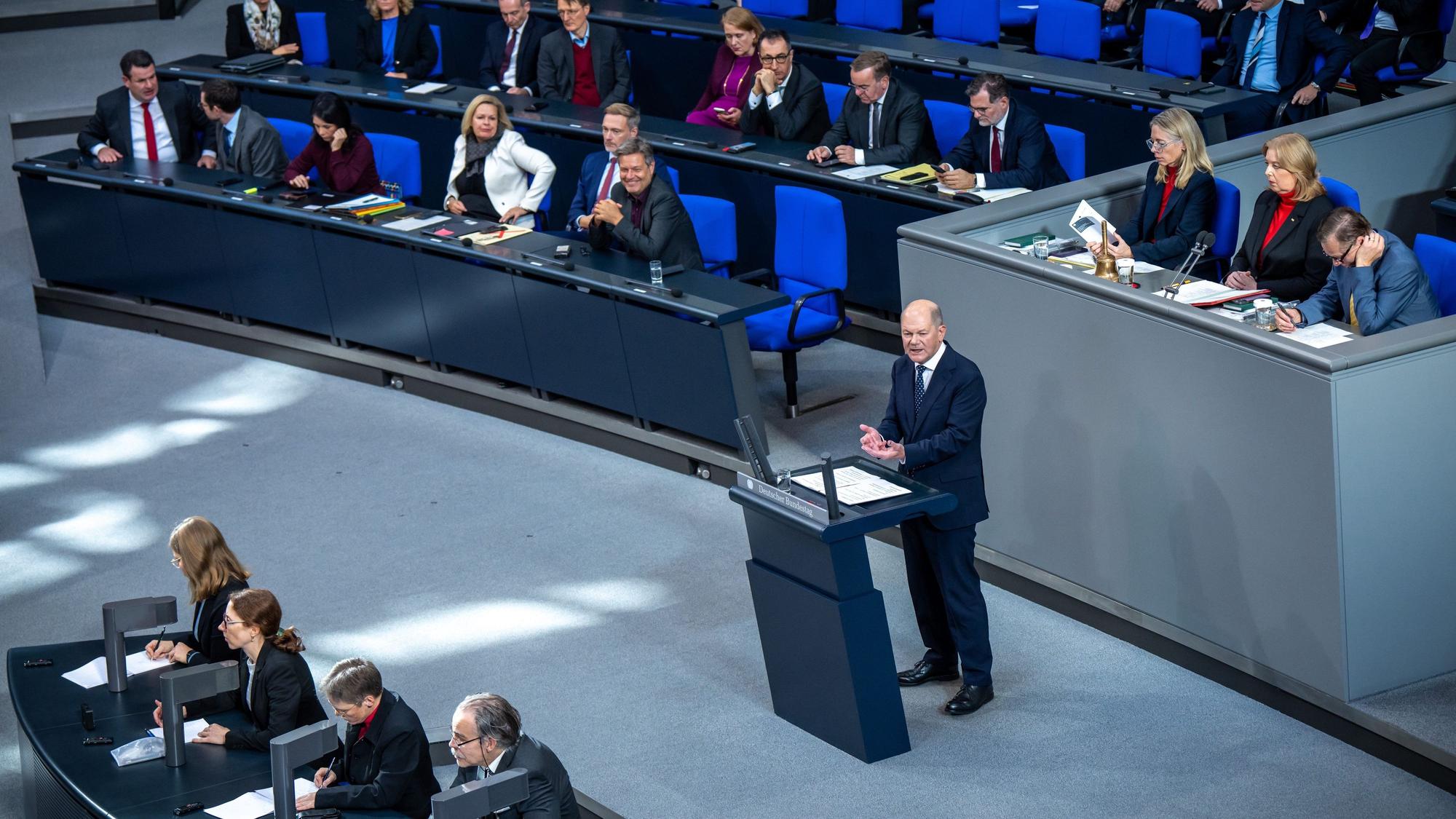 16.10.2024, Berlin: Bundeskanzler Olaf Scholz (SPD), spricht bei einer Regierungserklärung zum EU-Gipfel im Bundestag. Foto: Michael Kappeler/dpa +++ dpa-Bildfunk +++
