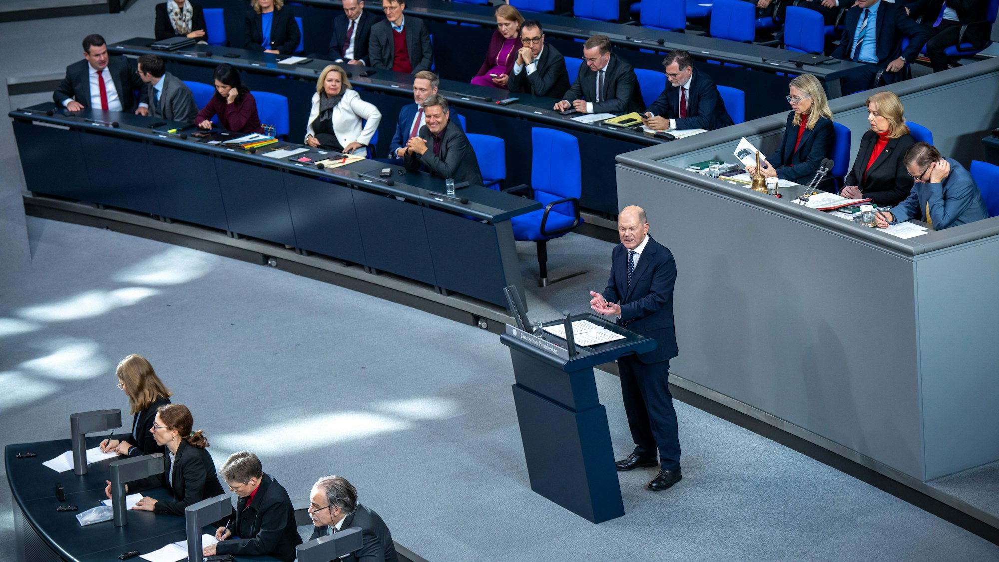 16.10.2024, Berlin: Bundeskanzler Olaf Scholz (SPD), spricht bei einer Regierungserklärung zum EU-Gipfel im Bundestag. Foto: Michael Kappeler/dpa +++ dpa-Bildfunk +++