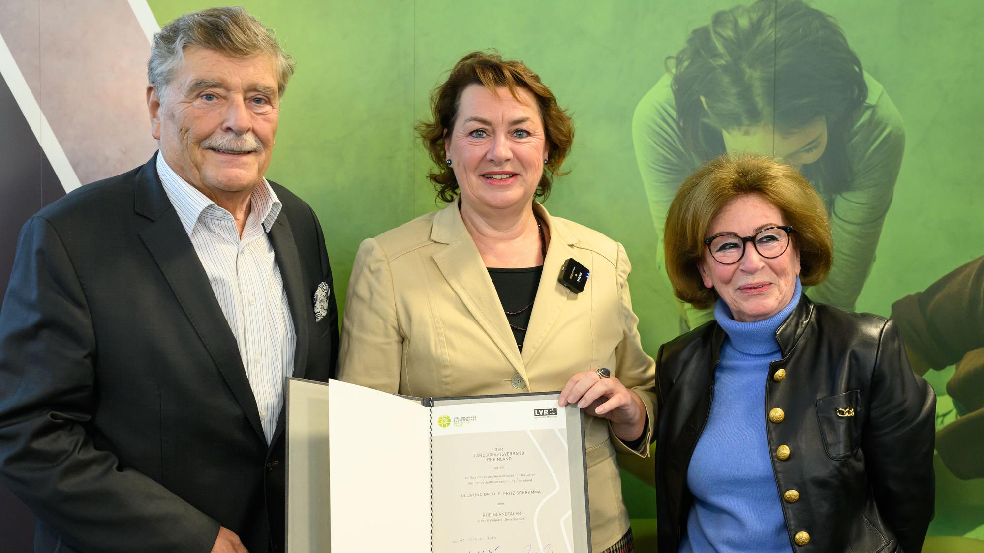 Anne Henk-Hollstein (Mitte), Vorsitzende der Landschaftsversammlung Rheinland, überreicht Fritz und Ulla Schramma den Rheinlandtaler.