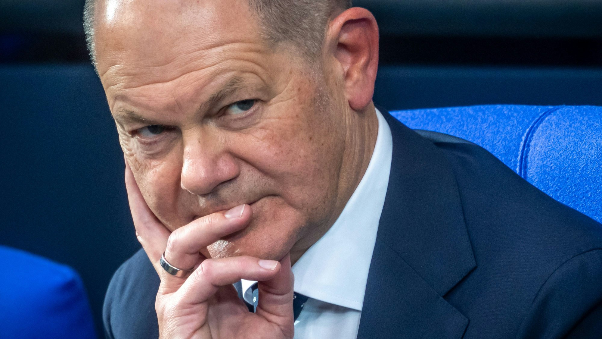 Bundeskanzler Olaf Scholz (SPD), verfolgt die Debatte nach seiner Regierungserklärung zum EU-Gipfel im Bundestag.