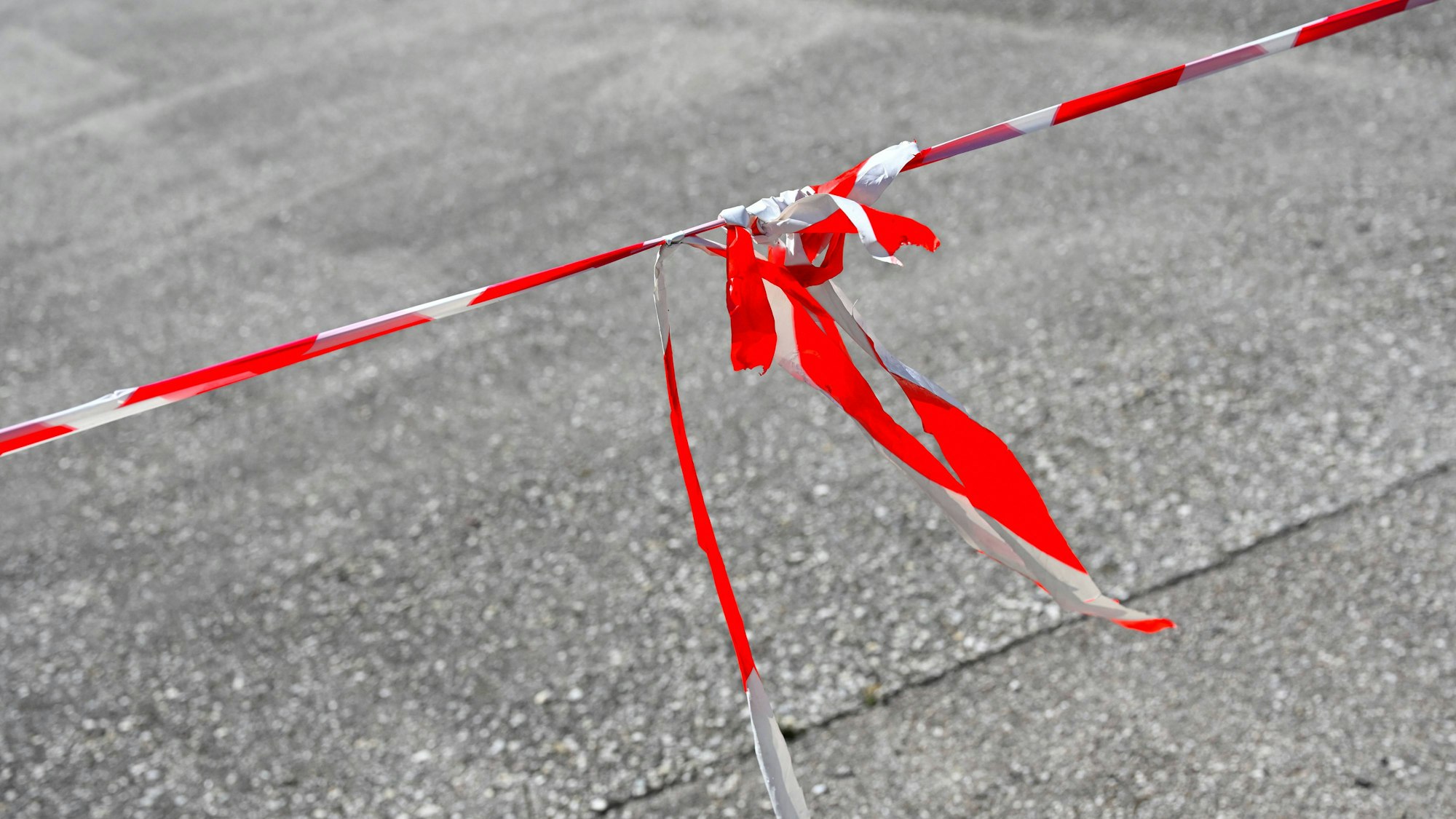 Auf einem Feld in Köln-Weiß ist eine Weltkriegsbombe gefunden worden, die noch am Mittwoch entschärft werden muss (Symbolbild).