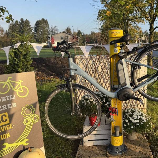 Der ADAC hat am Krewelshof in Lohmar eine Reparaturstation für Fahrräder installiert.