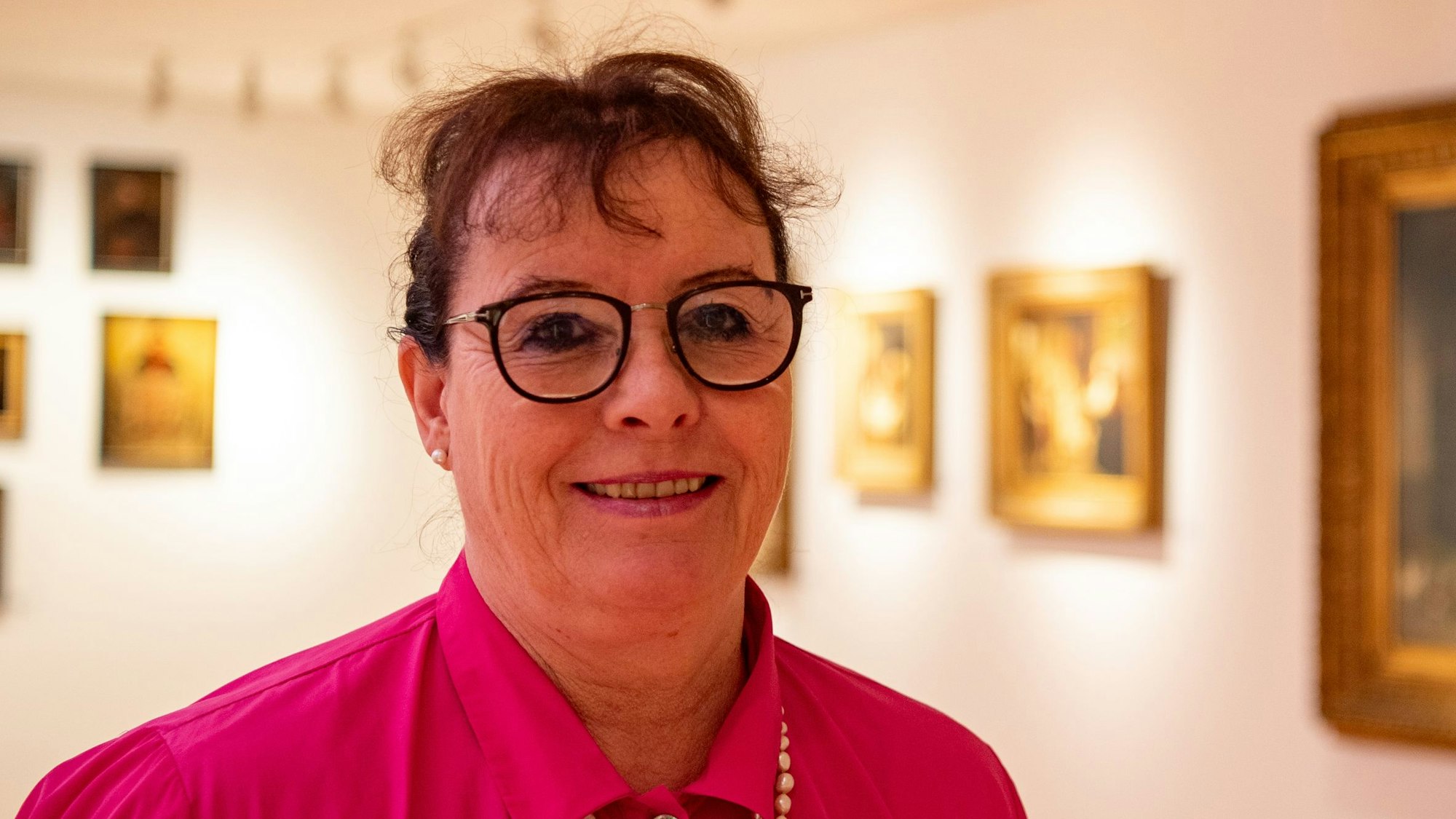 Juliane B. Vetter von der Manfred Vetter-Stiftung für Kunst und Kultur steht im neuen Hubert Salentin Msueum. Im Hintergrund sind Gemälde zu erkennen.