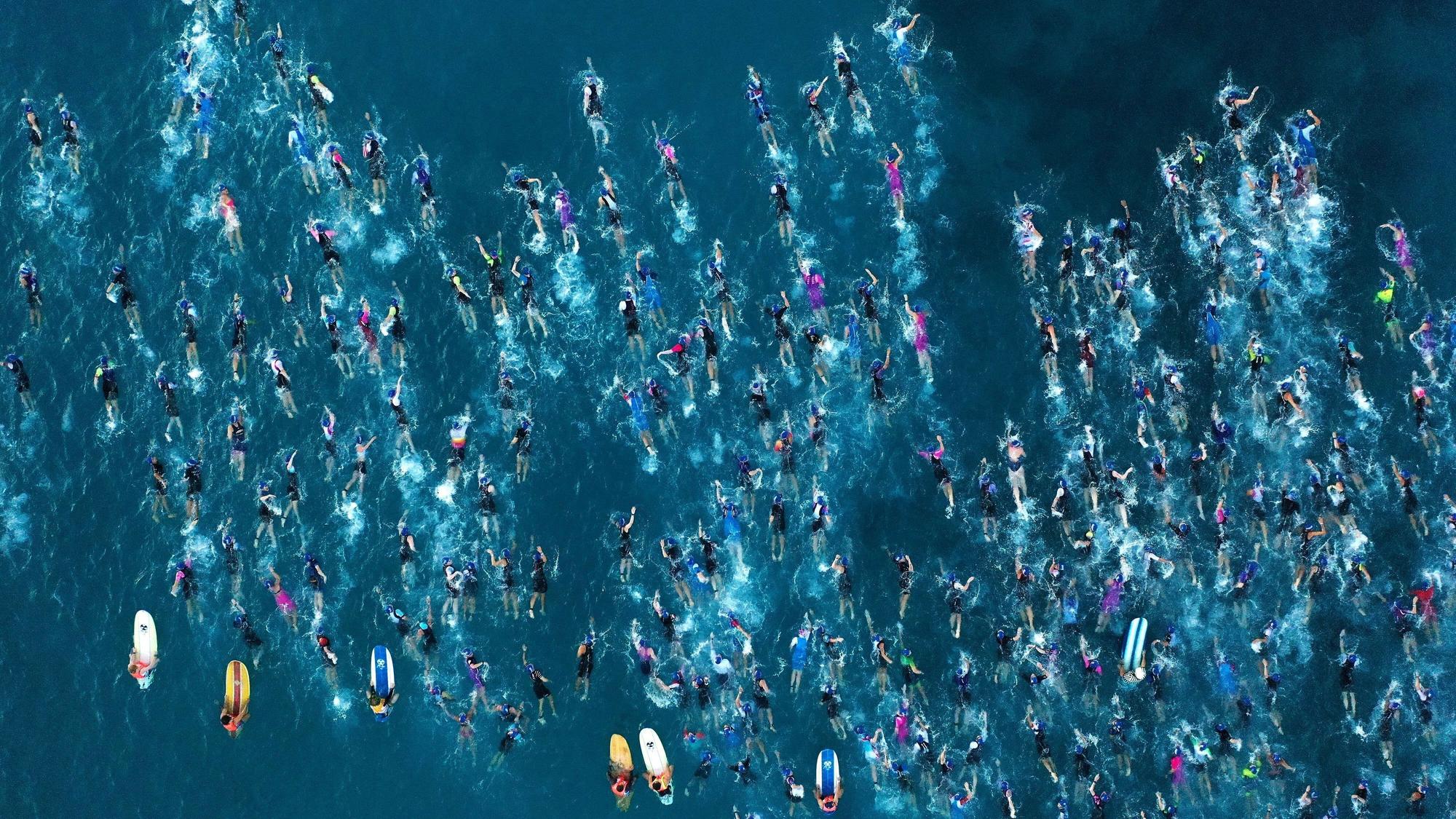 Das Foto zeigt das Brandungsschwimmens beim Iron Man auf Hawaii.