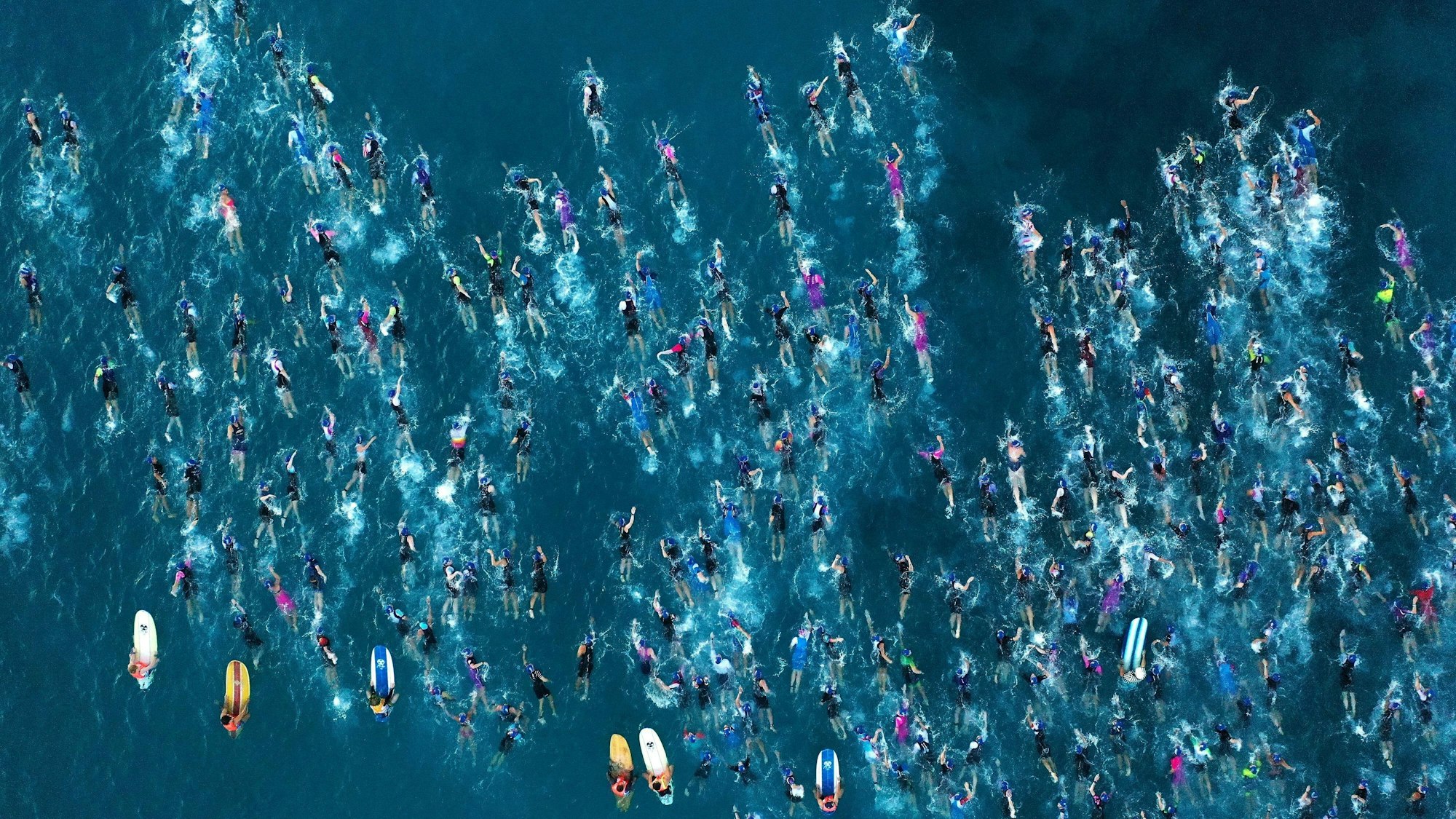 Das Foto zeigt das Brandungsschwimmens beim Iron Man auf Hawaii.