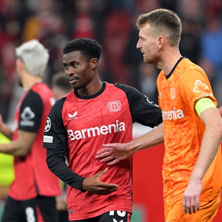 Leverkusens Spieler Nathan Tella (M) und Torhüter Lukas Hradecky (r) nach dem Spiel gegen Mailand.