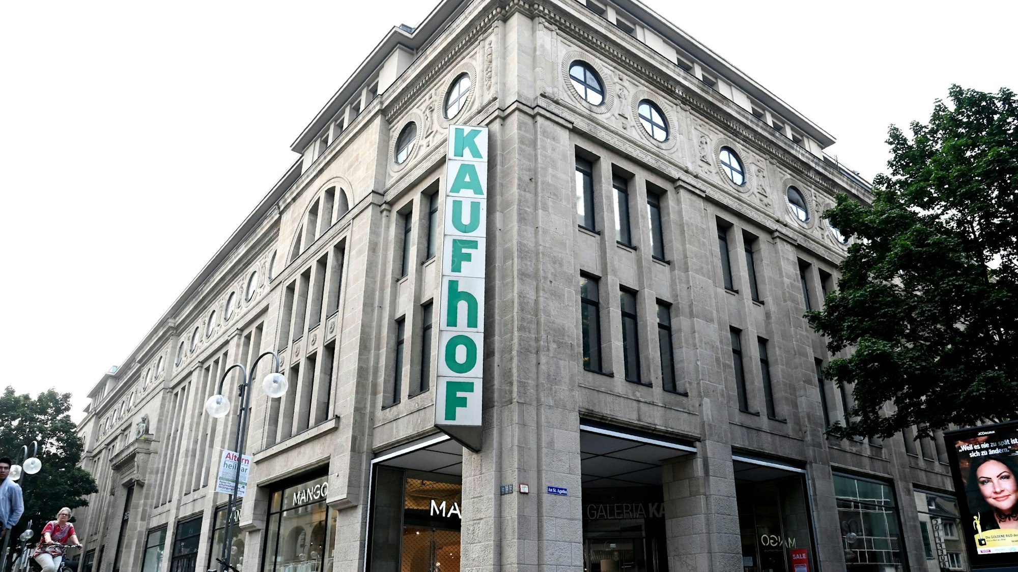 02.08.2024 Köln. Noch hat der Kaufhof seine Beschilderung. Foto: Alexander Schwaiger