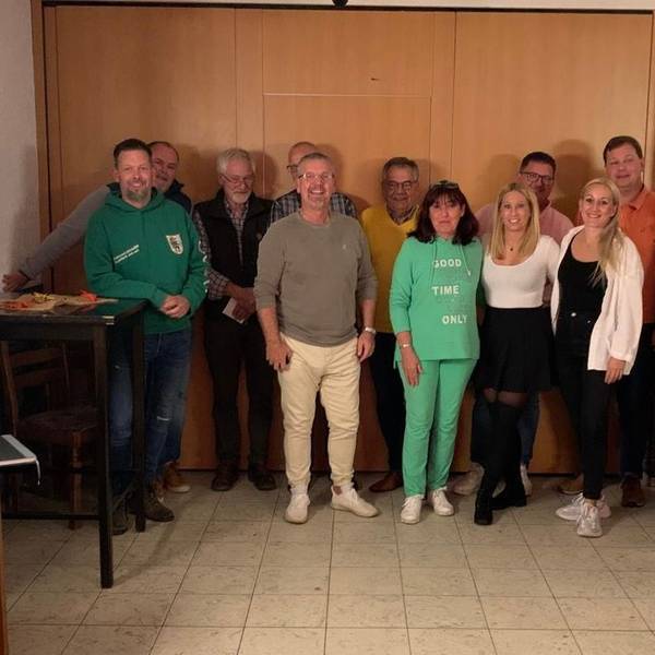 Das Foto zeigt die Vertreterinnen und Vertreter der Vereine, die das Festkomitee gegründet haben.