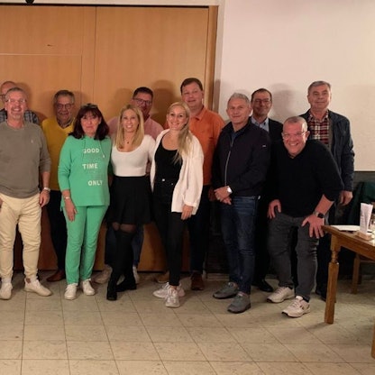 Das Foto zeigt die Vertreterinnen und Vertreter der Vereine, die das Festkomitee gegründet haben.