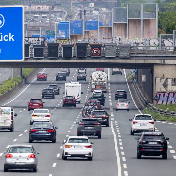 Autos fahren auf der Autobahn 3 bei Köln Dellbrück.