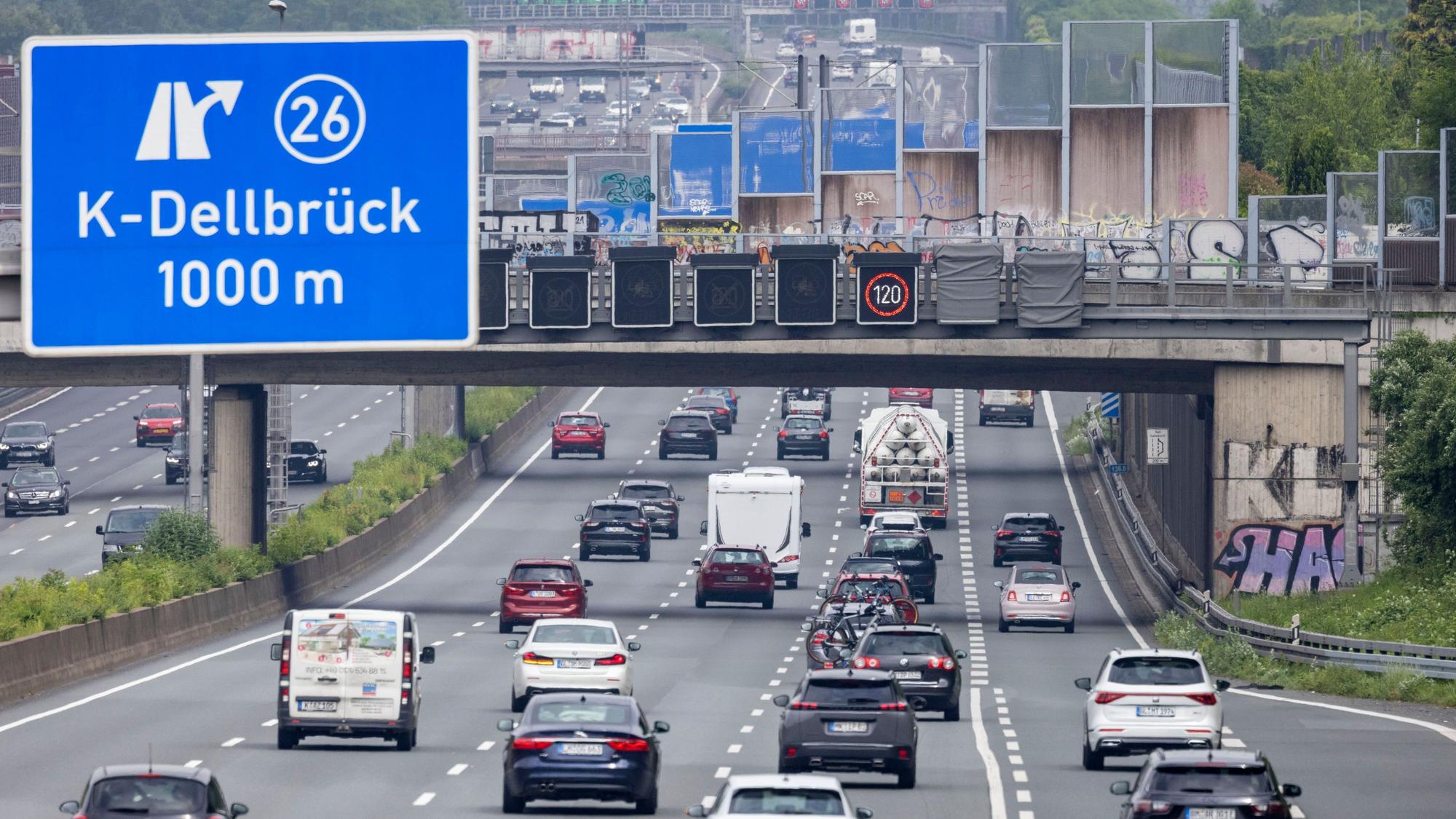Autos fahren auf der Autobahn 3 bei Köln Dellbrück.