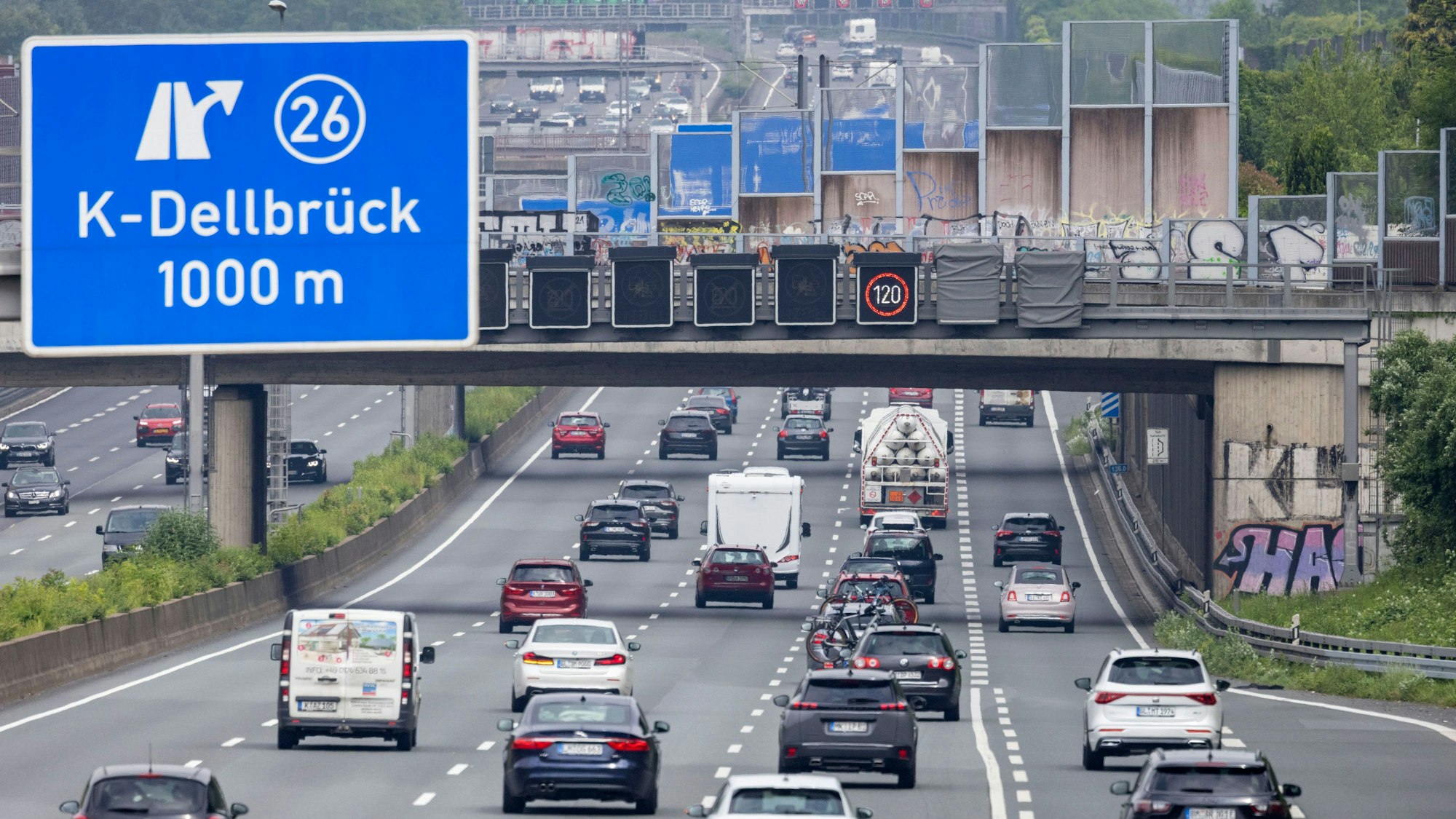 Autos fahren auf der Autobahn 3 bei Köln Dellbrück.