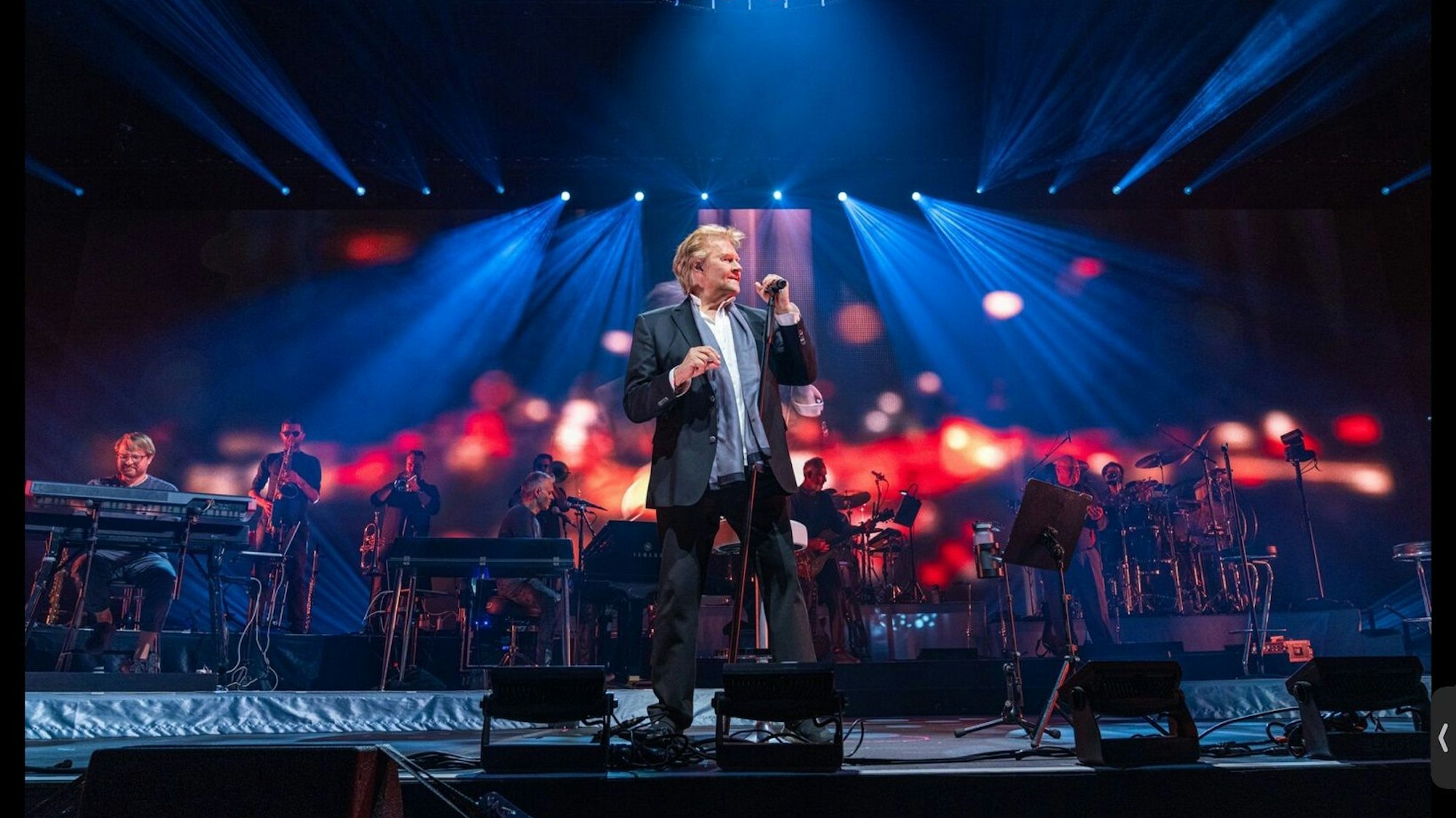 Howard Carpendale mit Band auf einer Bühne