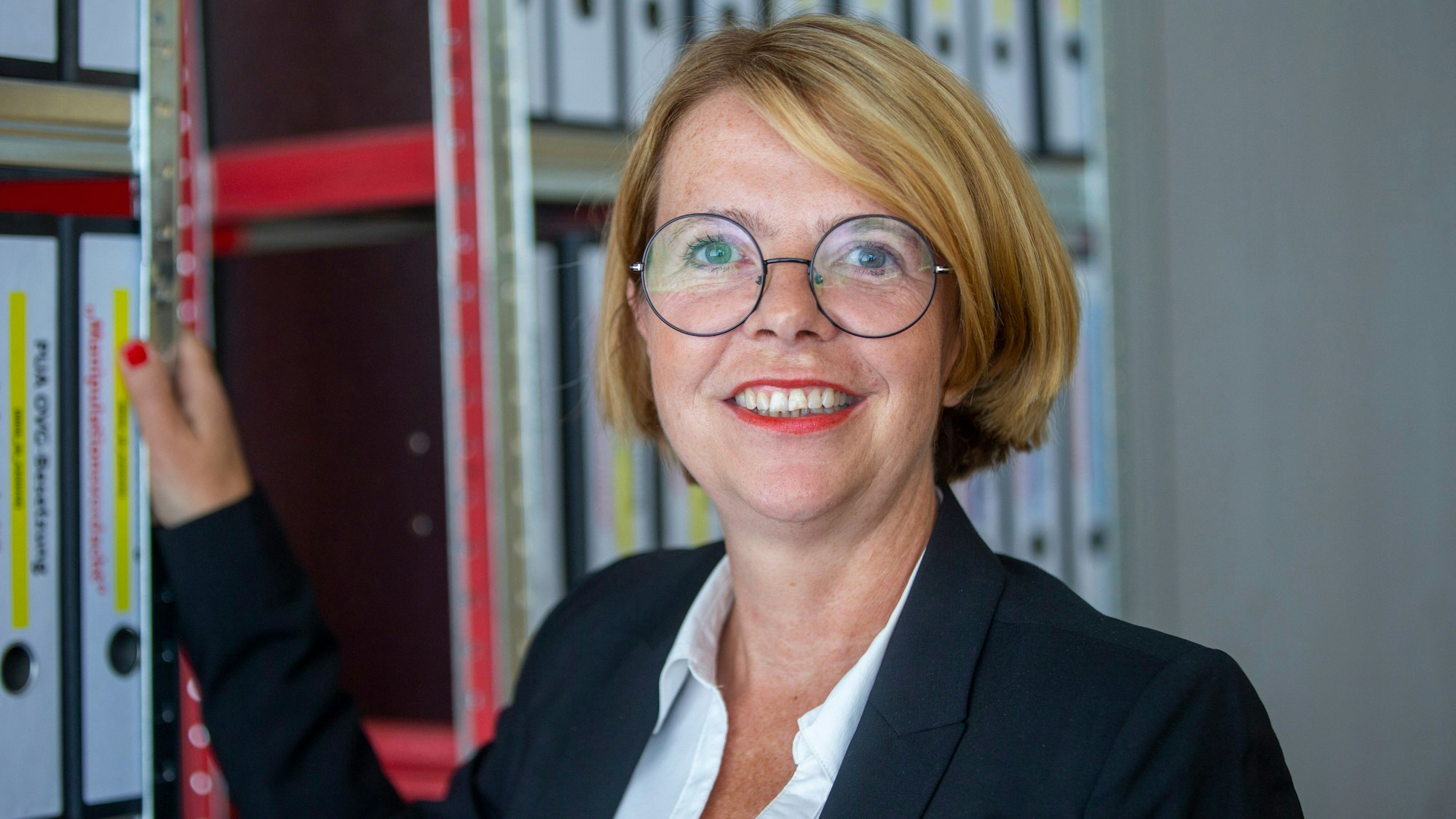 Nadja Lüders (SPD), Abgeordnete im Landtag Nordrhein-Westfalen, steht neben den Akten des parlamentarischen Untersuchungsausschusses zur OVG-Besetzung.