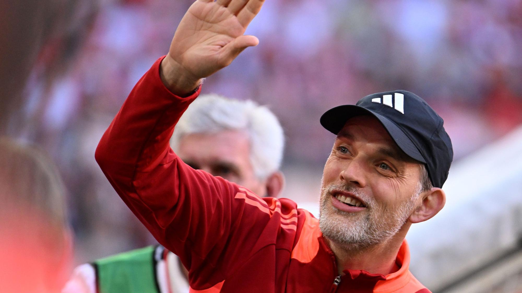 Thomas Tuchel winkt den Fans vor dem Spiel zu. (Archivbild)