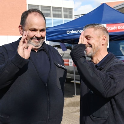 Dirk Putzer (li.) und Marcel Biewald vom Kampfmittelbeseitigungsdienst der Bezirksregierung Düsseldorf haben die Zehn-Zehnter-Bombe in Köln-Merheim unschädlich gemacht.