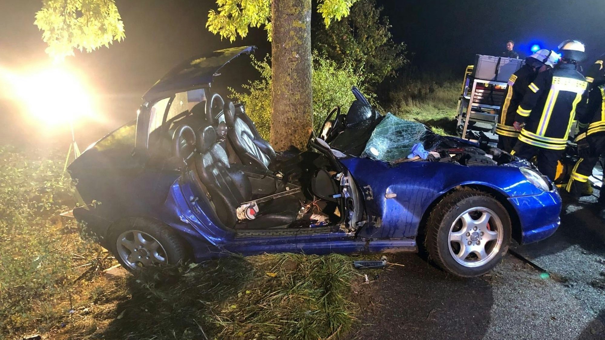 Das Bild zeigt den stark demolierten Mercedes, der gegen einen Baum geprallt war.