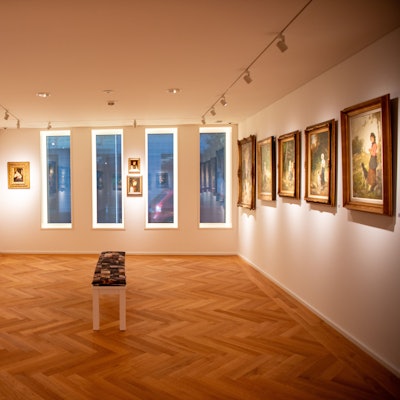 Eine Bank steht in einem der Ausstellungsräume des neuen Hubert-Salentin-Museums in Zülpich. An den Wänden hängen Gemälde.