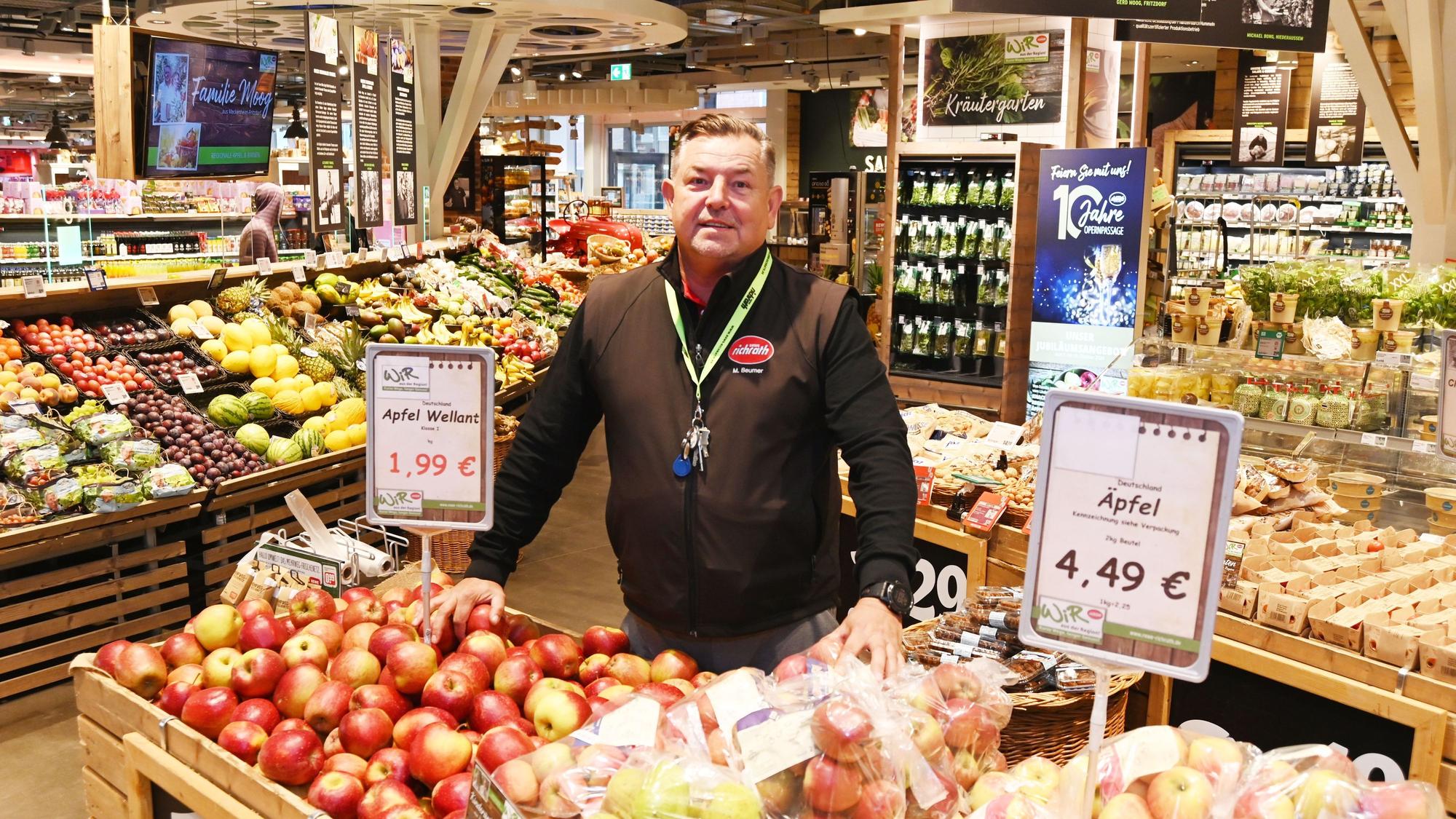 Manfred Beumer hat den Markt in den Opernpassagen aufgebaut und leitet ihn.