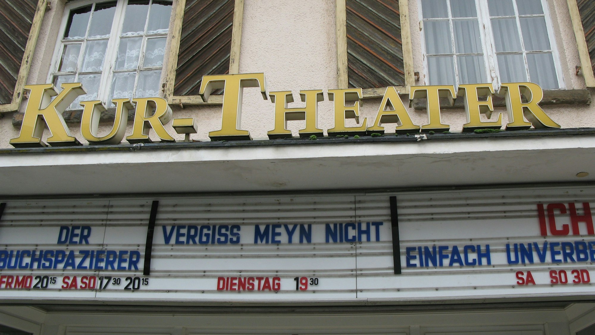 Die Fassade des Kur-Theaters Hennef