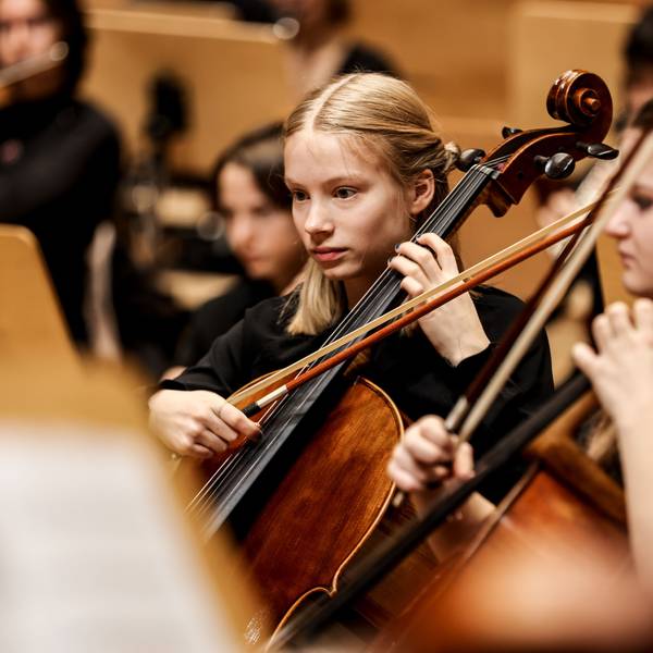 „Wunderkinder“ warten auf dem Konzert mit dem Kinderorchester NRW.