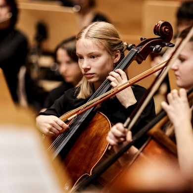 „Wunderkinder“ warten auf dem Konzert mit dem Kinderorchester NRW.