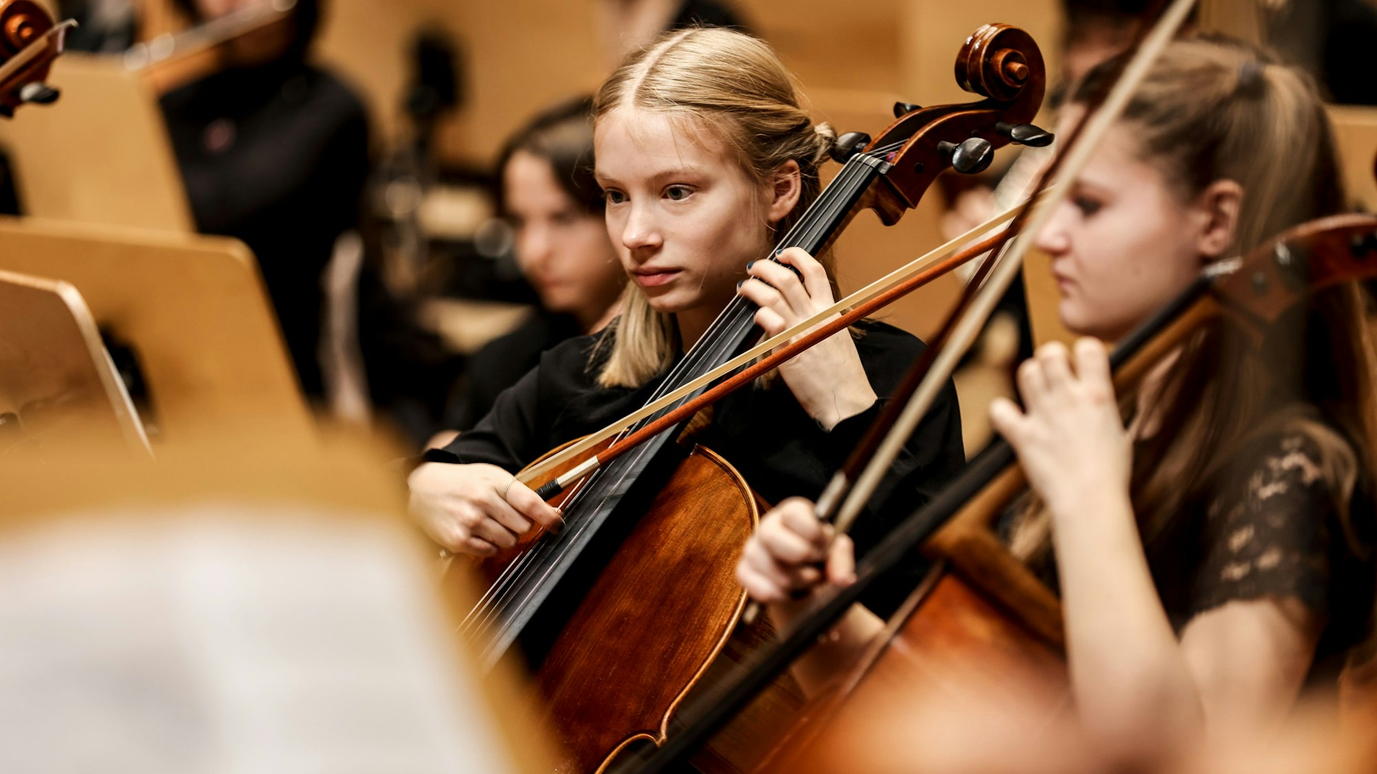 „Wunderkinder“ warten auf dem Konzert mit dem Kinderorchester NRW.
