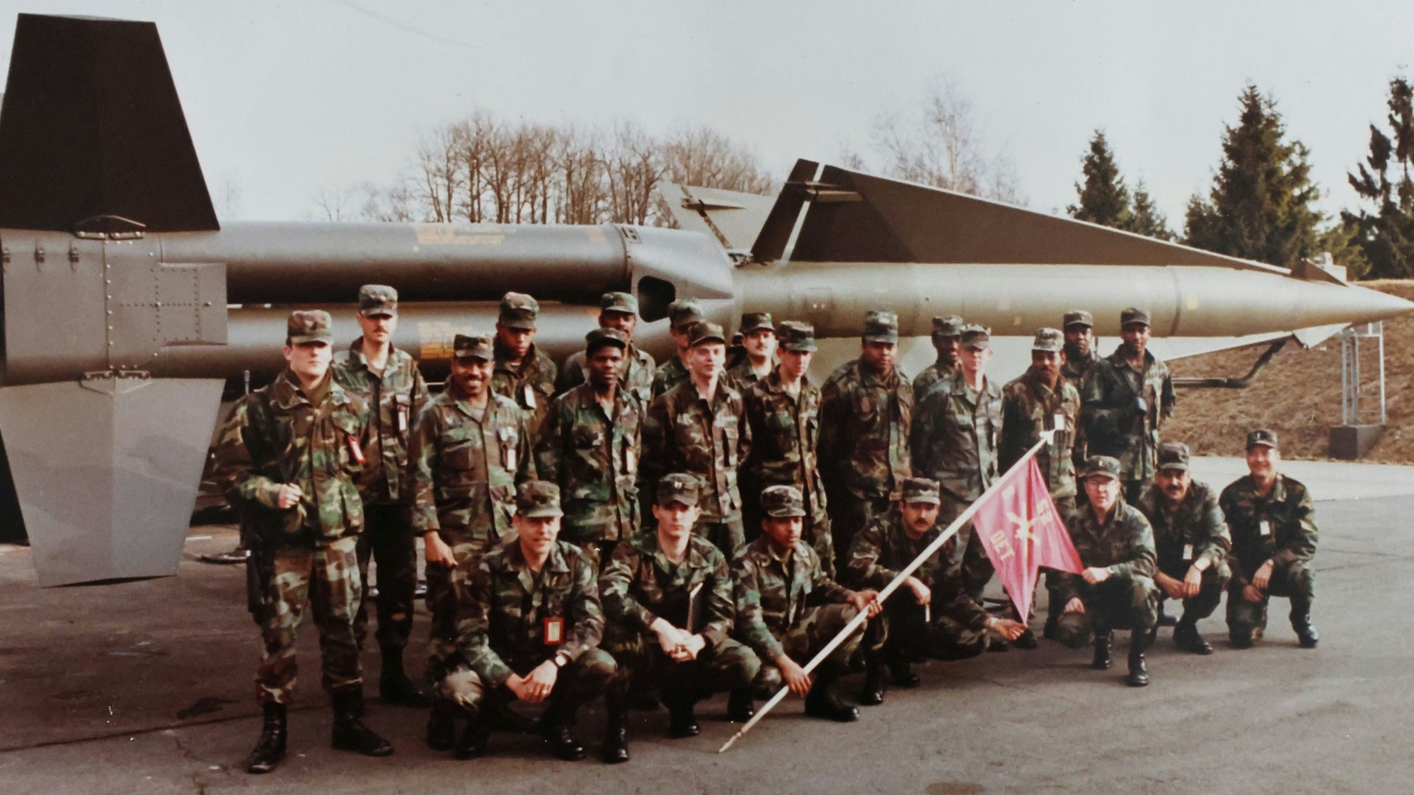 Im Jahr 1984 posieren amerikanische Soldaten zum Abschied von der Garnisonsstadt Waldbröl ein letztes Mal vor einer Rakete Typ „Nike-Hercules“.