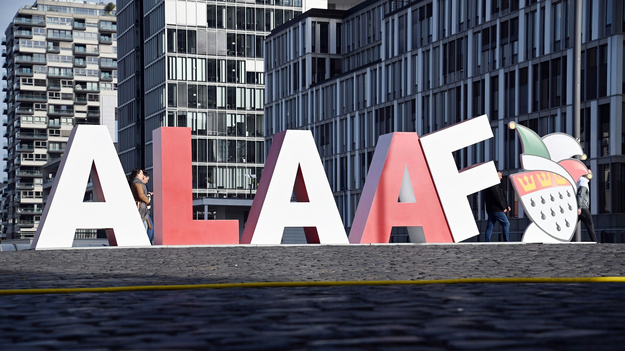 Alaaf-Skulptur im Rheinauhafen