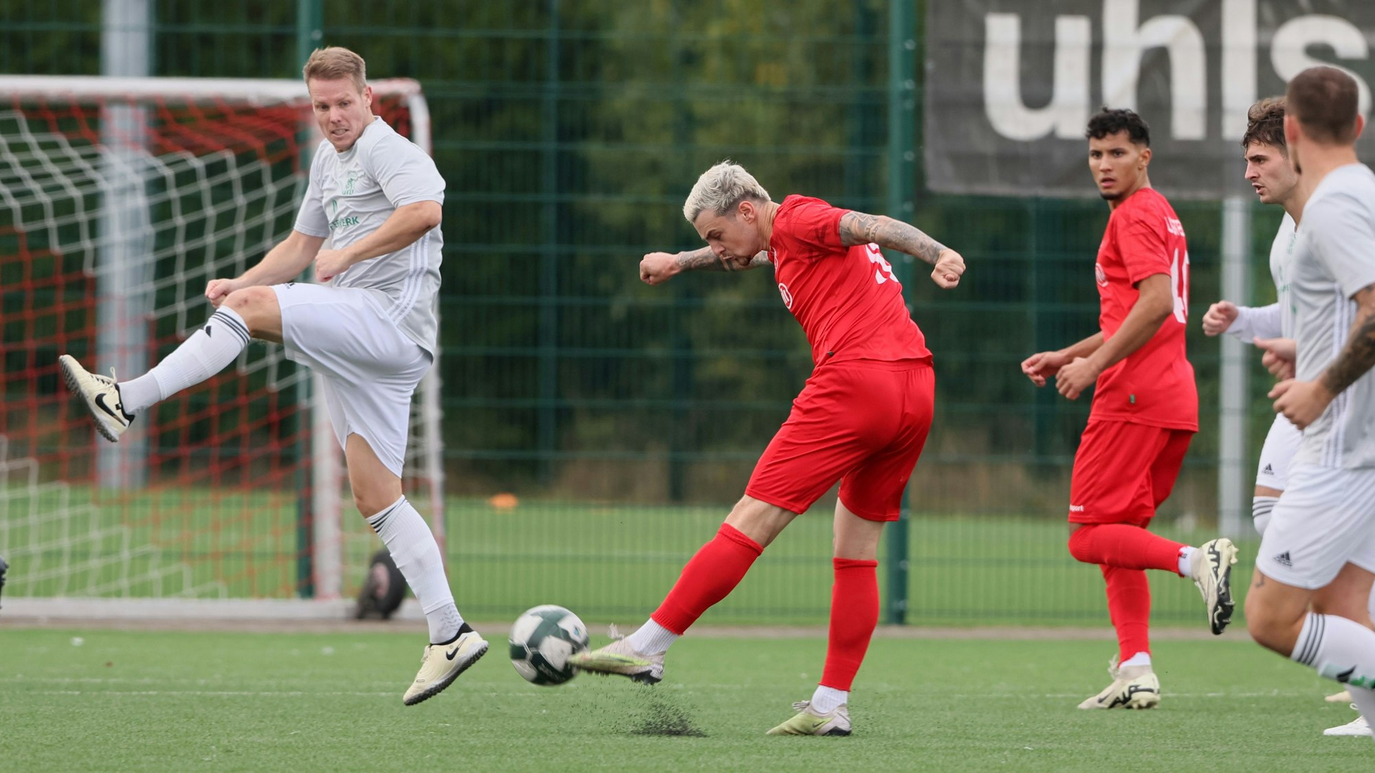 Ein Fußballspieler schießt auf ein Tor.