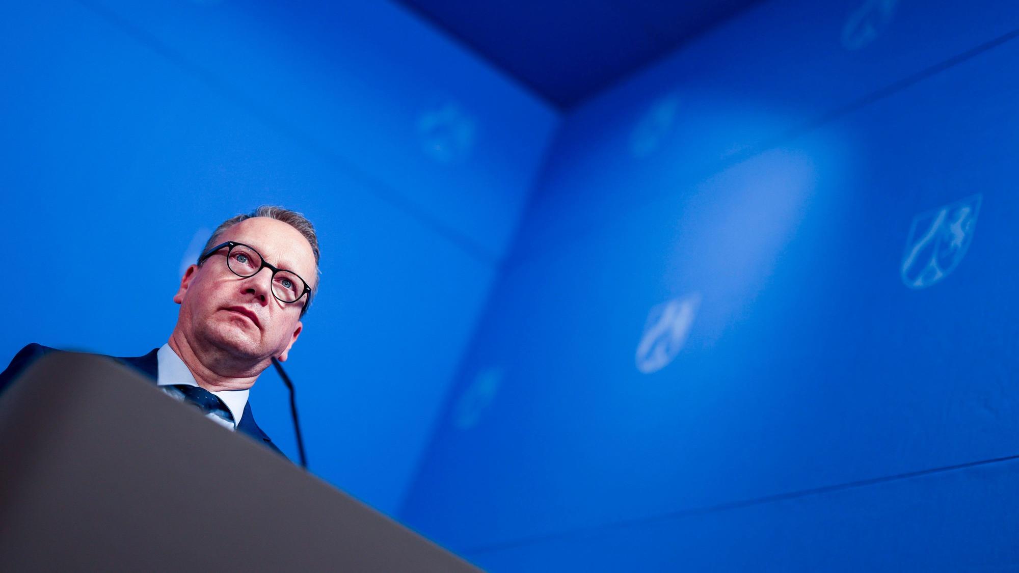 NRW-Justizminister Benjamin Limbach (Bündnis 90/Grüne) bei einer Pressekonferenz in Düsseldorf.