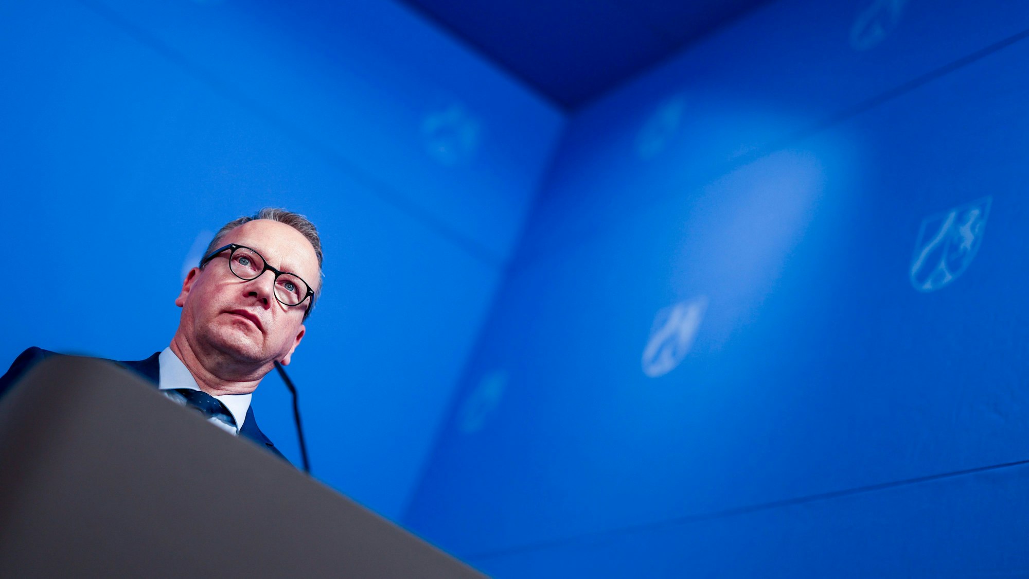 NRW-Justizminister Benjamin Limbach (Bündnis 90/Grüne) bei einer Pressekonferenz in Düsseldorf.