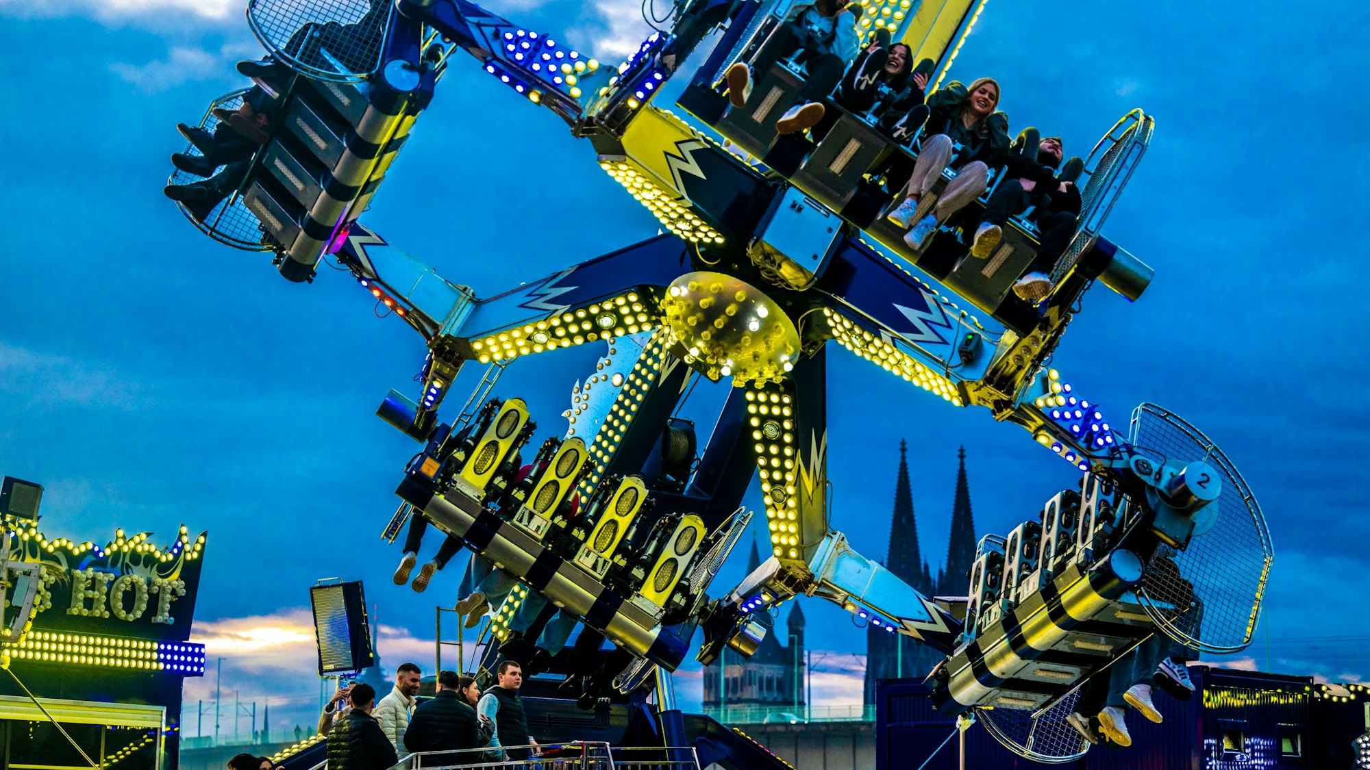 Ein rasantes Fahrgeschäft auf der Deutzer Frühlingskirmes 2024.