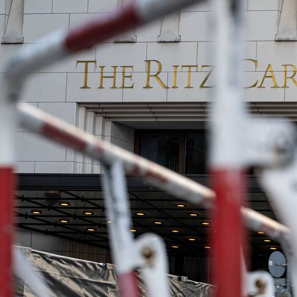 Absperrgitter stehen vor dem Hotel, in dem US-Präsident Biden während seines Deutschland-Besuchs übernachten wird.