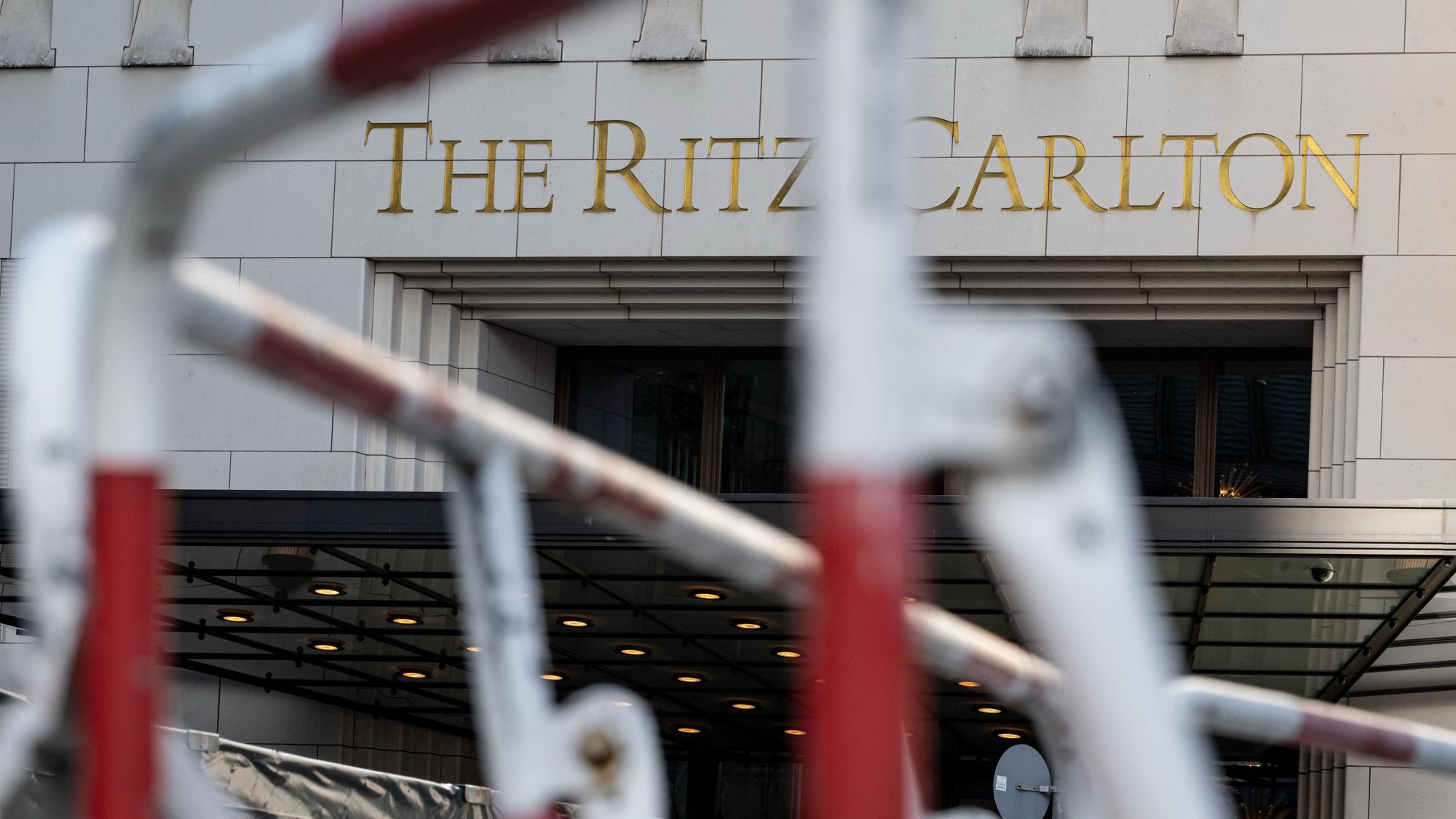 Absperrgitter stehen vor dem Hotel, in dem US-Präsident Biden während seines Deutschland-Besuchs übernachten wird.