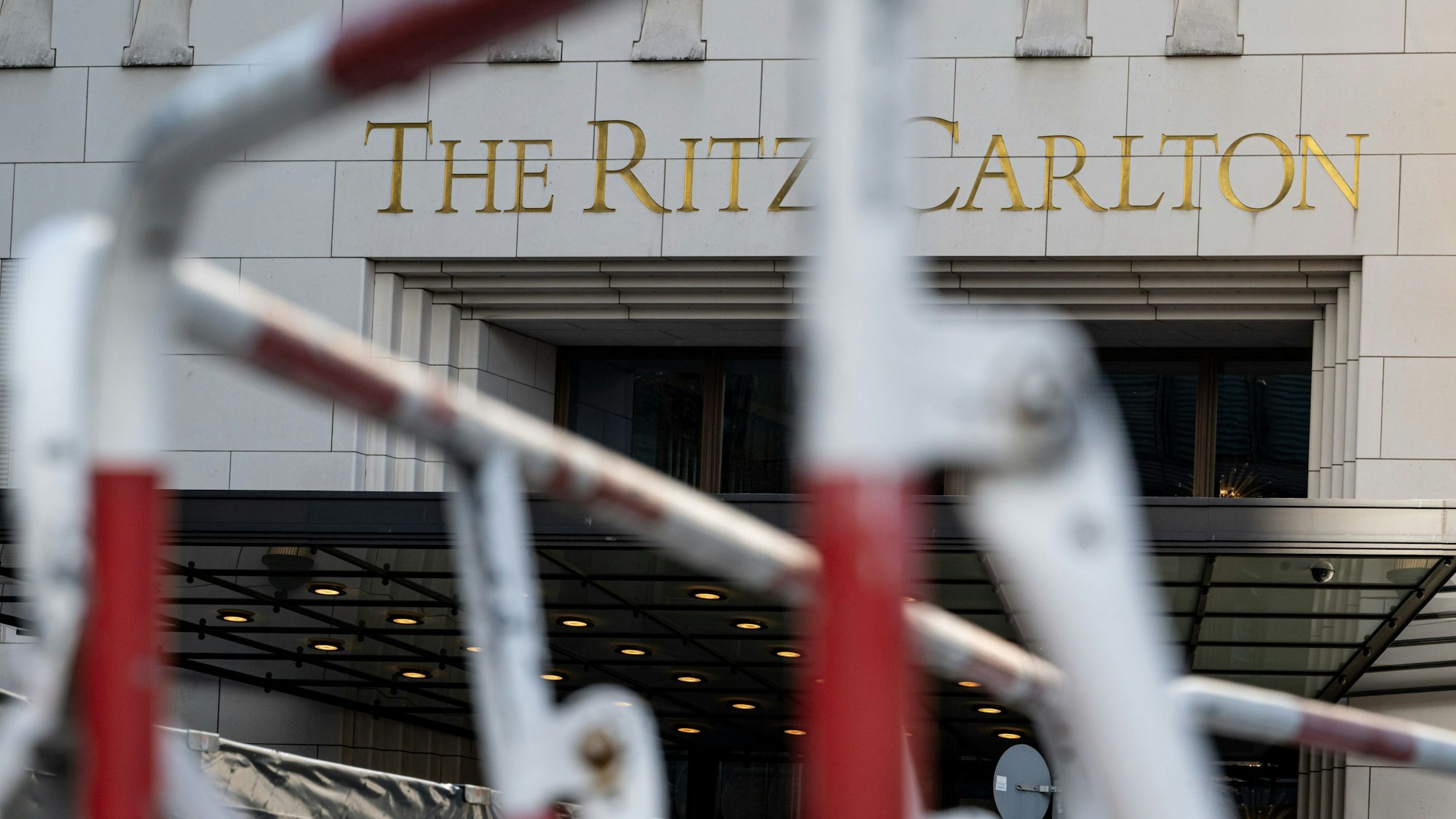 Absperrgitter stehen vor dem Hotel, in dem US-Präsident Biden während seines Deutschland-Besuchs übernachten wird.