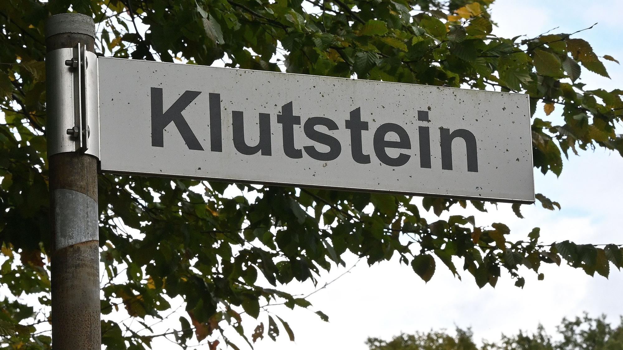 Auf einem Schild steht Klutstein.