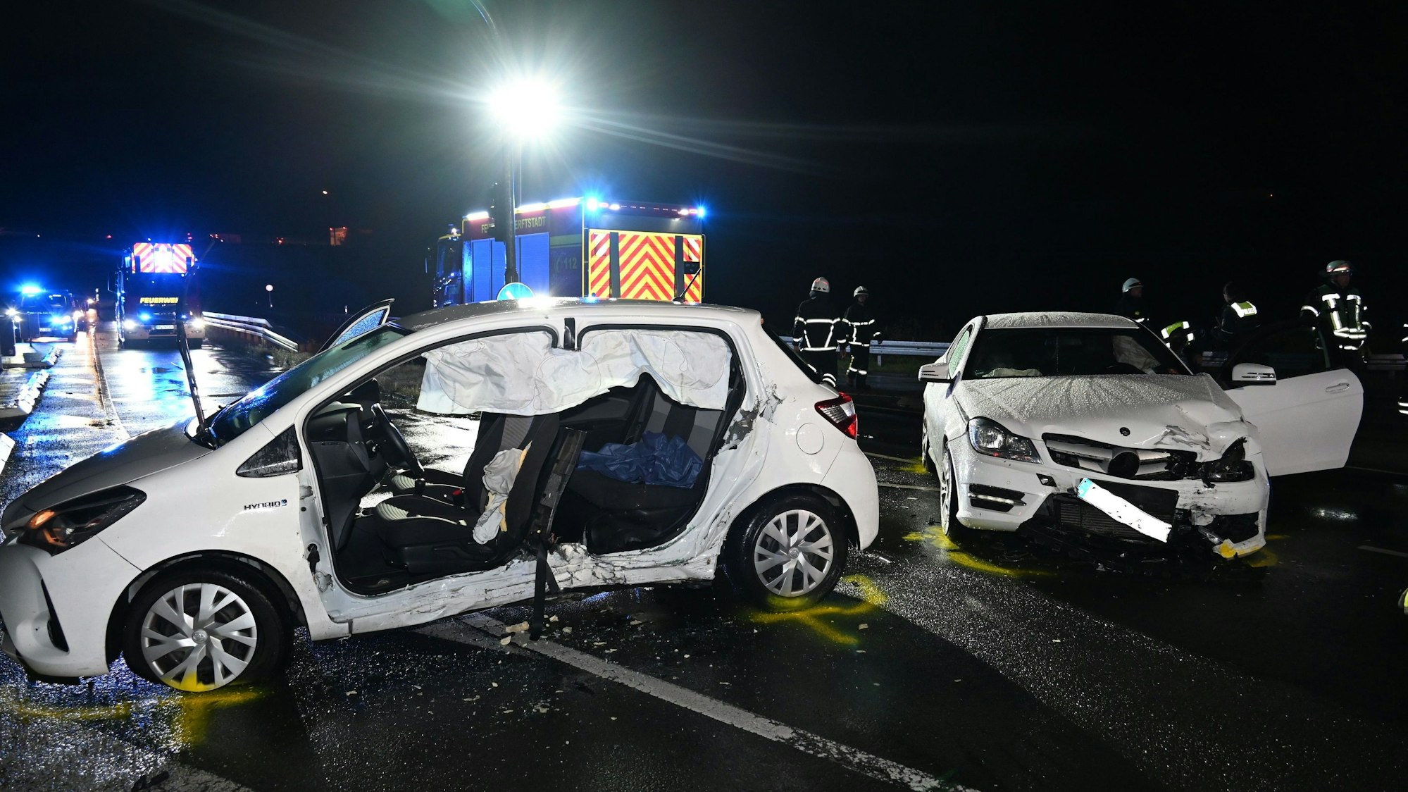 Bei dem Zusammenstoß sind zwei Personen verletzt worden, die Fahrerin eines Pkw war in Ihrem Pkw eingeschlossen und musste von der Feuerwehr befreit werden.