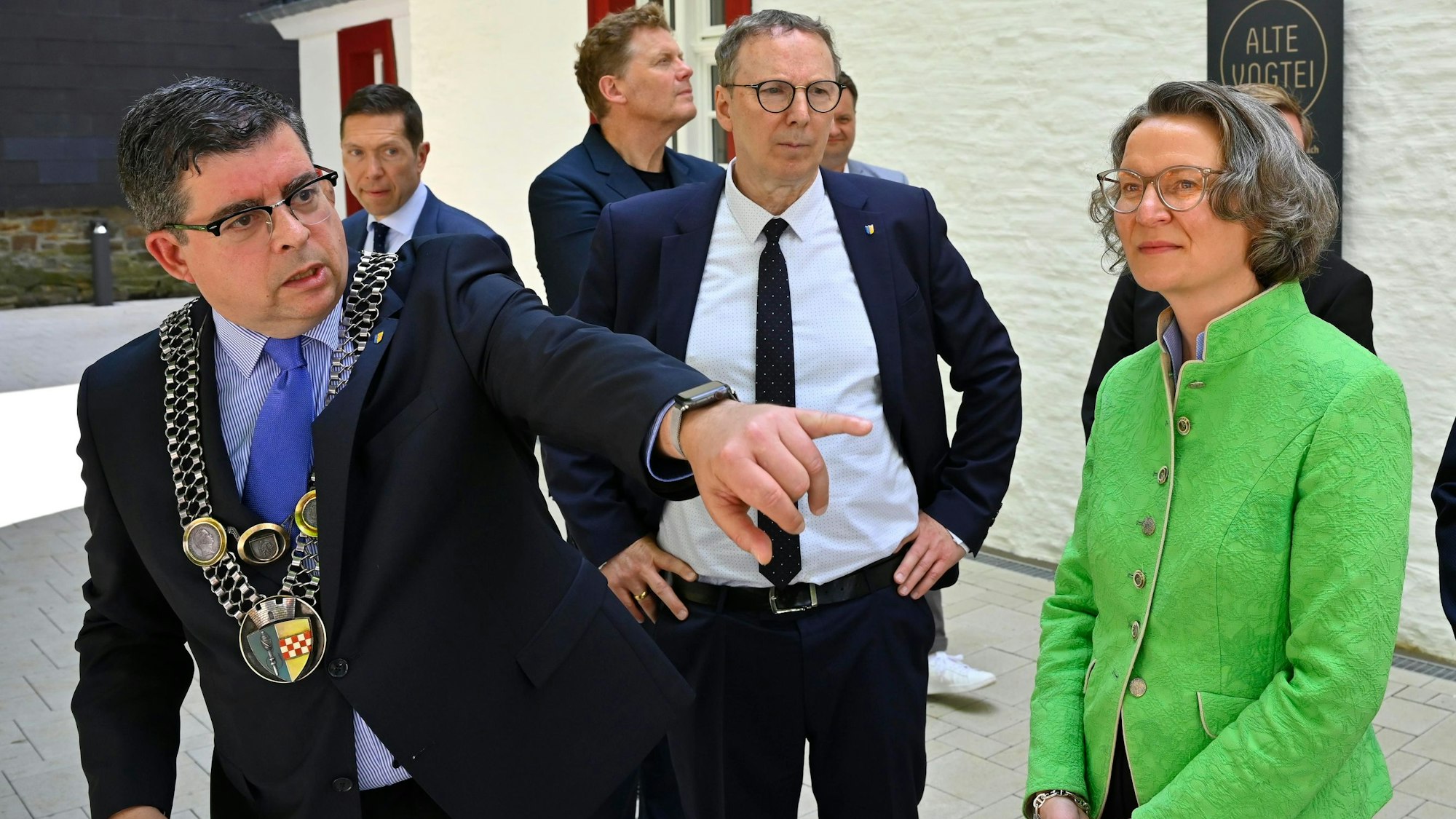 Frank Helmenstein links im Bild bei der Einweihung der alten Vogtei.