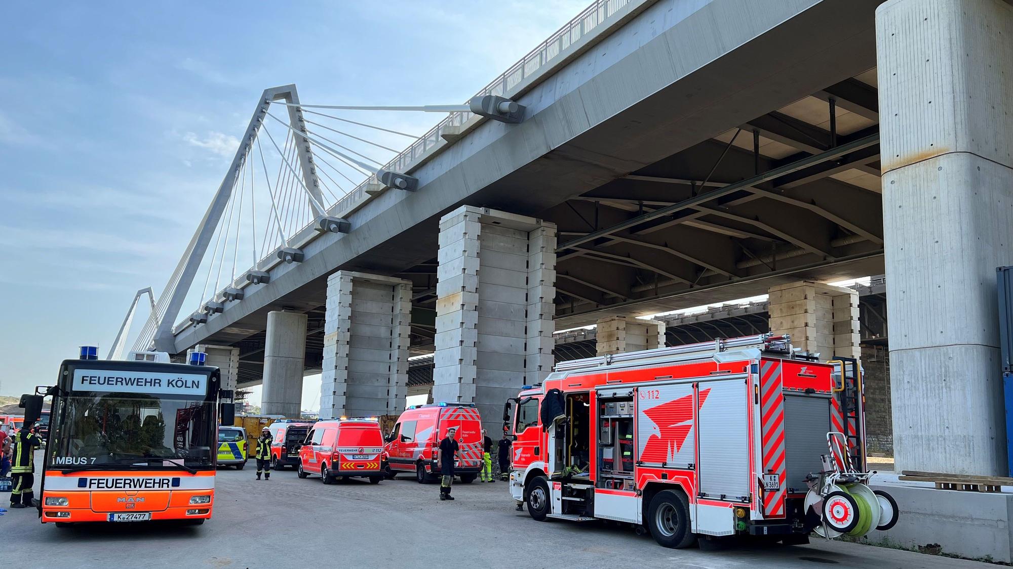 Großeinsatz für die Feuerwehr nach einem tödlichen Arbeitsunfall auf der alten Leverkusener Rheinbrücke am 29. August 2024.