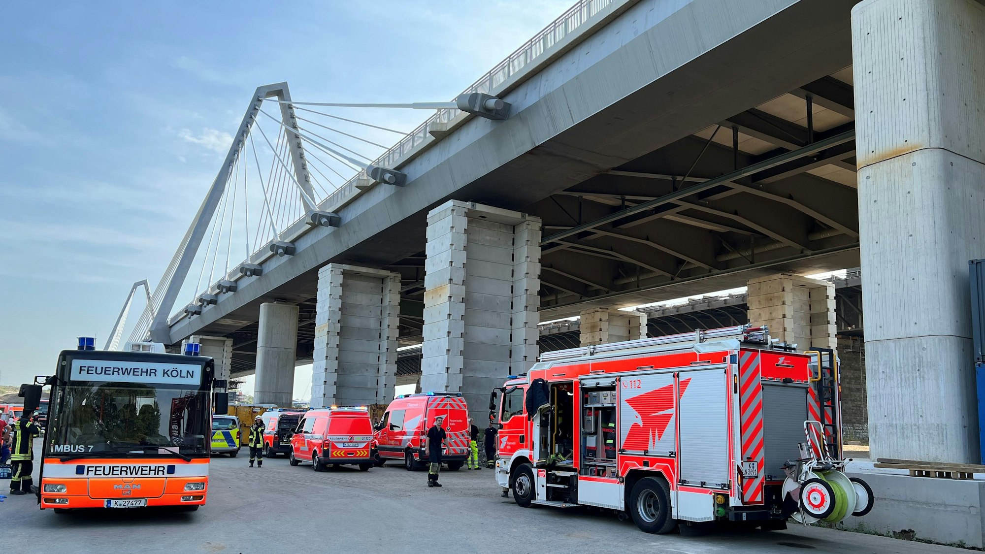 Großeinsatz für die Feuerwehr nach einem tödlichen Arbeitsunfall auf der alten Leverkusener Rheinbrücke am 29. August 2024.