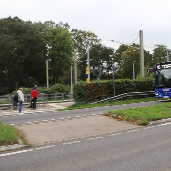 Ein Bus fährt auf einer Straße.